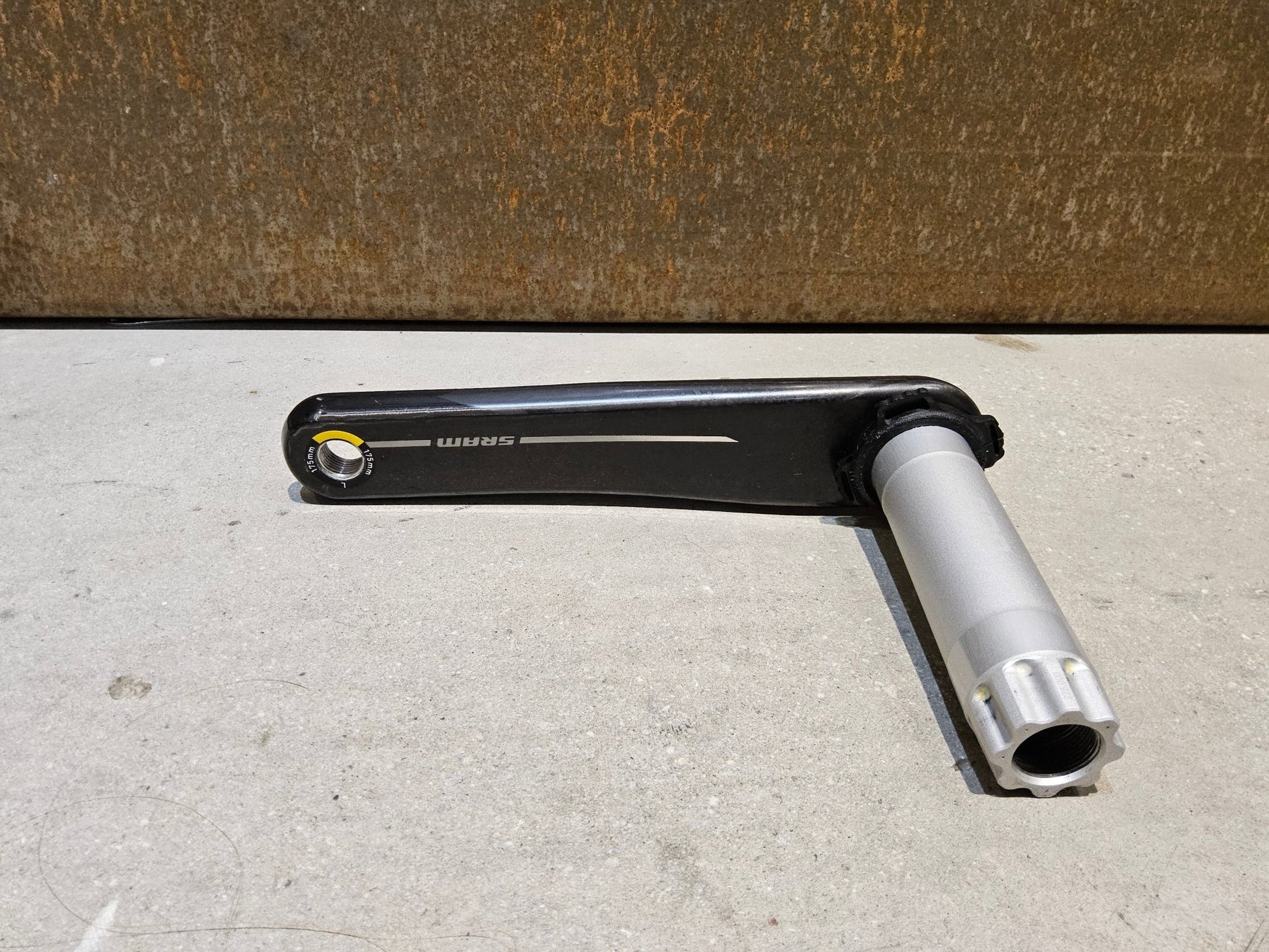 Kurbel von Sram, SRAM RED AXS E1 KURBELARME DUB 8 - BOLT 175MM vor USEDBIKES - OB.DE Hintergrund