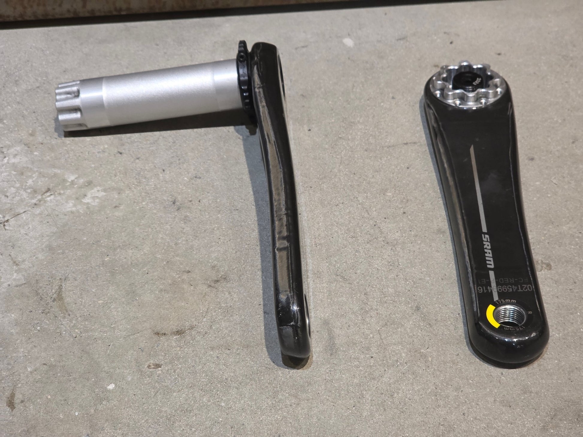 Kurbel von Sram, SRAM RED AXS E1 KURBELARME DUB 8 - BOLT 175MM vor USEDBIKES - OB.DE Hintergrund