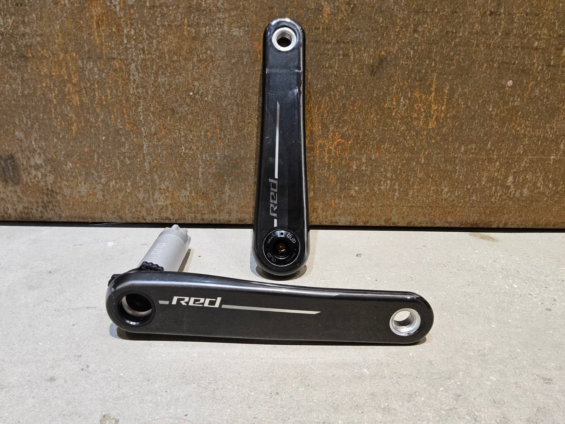 Kurbel von Sram, SRAM RED AXS E1 KURBELARME DUB 8 - BOLT 175MM vor USEDBIKES - OB.DE Hintergrund