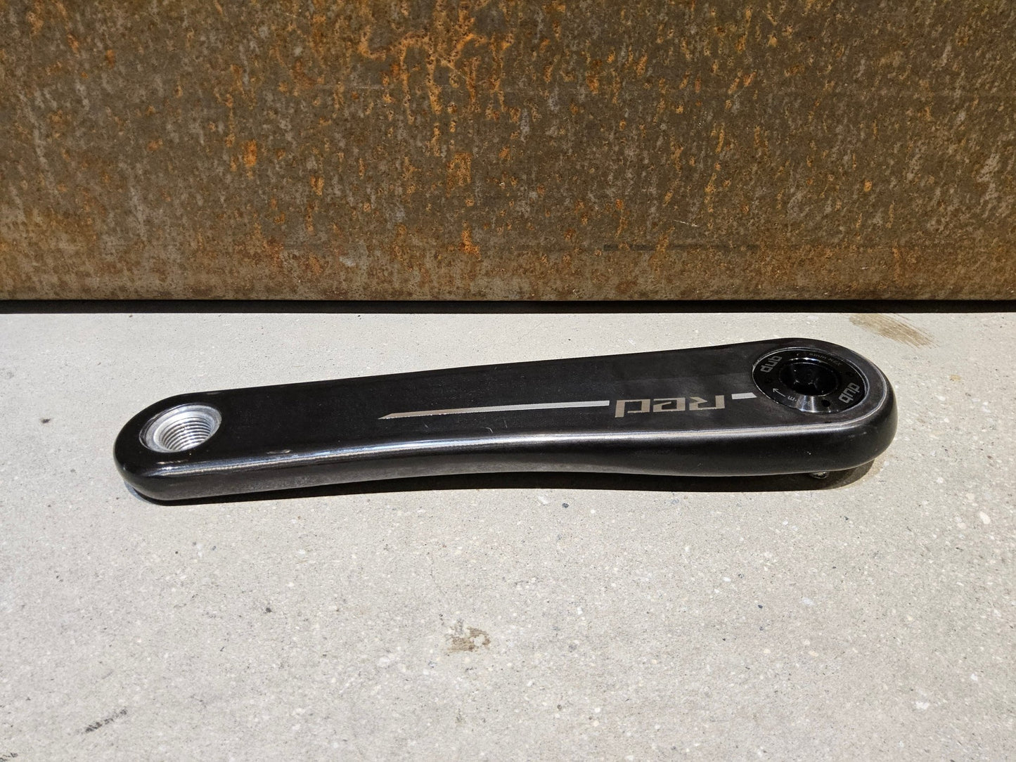 Kurbel von Sram, SRAM RED AXS E1 KURBELARME DUB 8 - BOLT 175MM vor USEDBIKES - OB.DE Hintergrund
