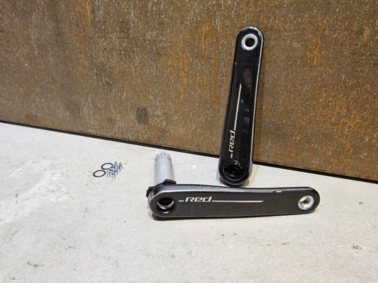 Kurbel von Sram, SRAM RED AXS E1 KURBELARME DUB 8 - BOLT 175MM vor USEDBIKES - OB.DE Hintergrund