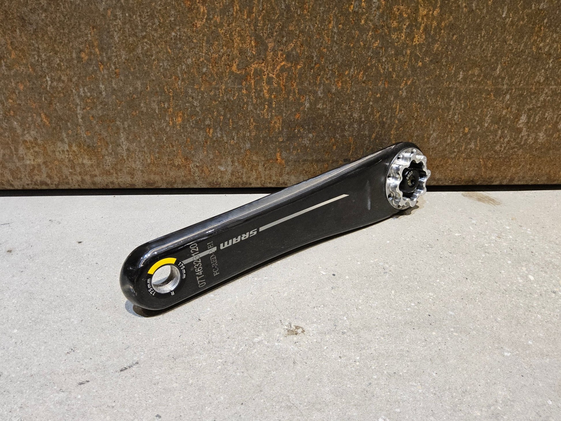 Kurbel von Sram, SRAM RED AXS E1 KURBELARME DUB 8 - BOLT 175MM vor USEDBIKES - OB.DE Hintergrund