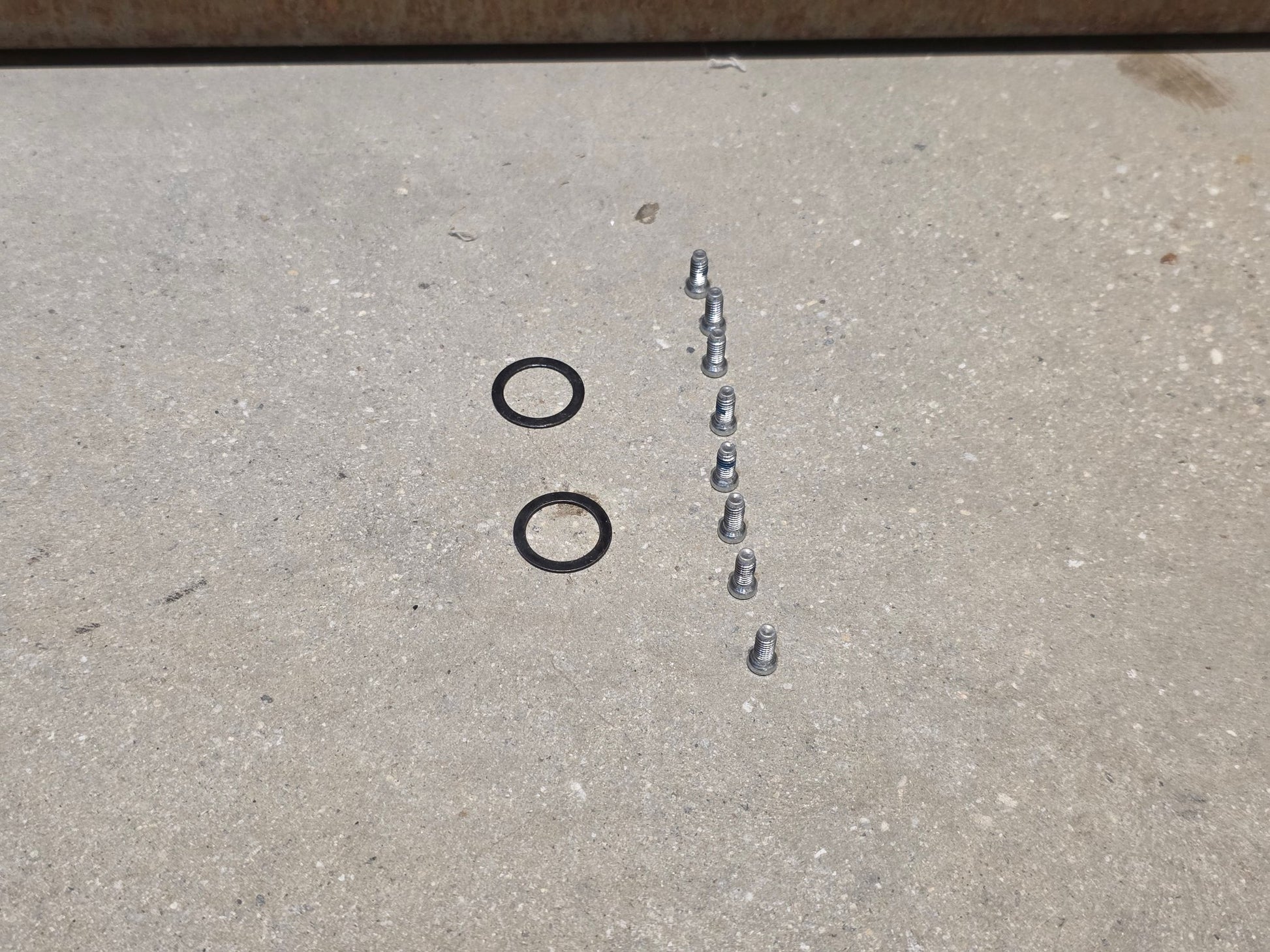 Kurbel von Sram, SRAM RED AXS E1 KURBELARME DUB 8 - BOLT 175MM vor USEDBIKES - OB.DE Hintergrund