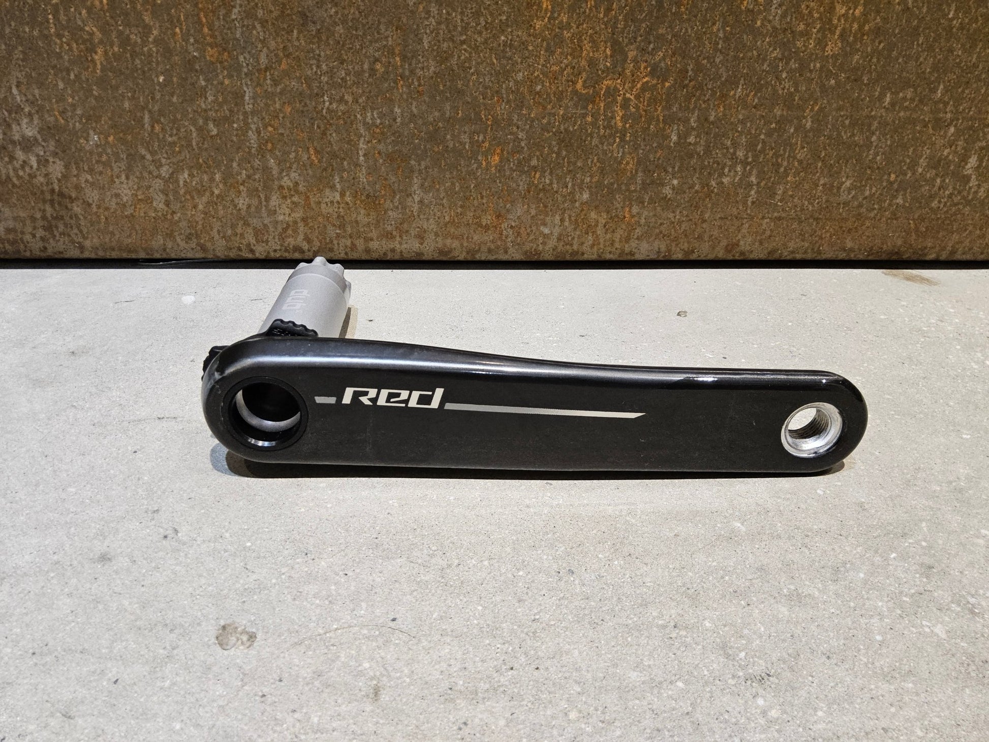 Kurbel von Sram, SRAM RED AXS E1 KURBELARME DUB 8 - BOLT 175MM vor USEDBIKES - OB.DE Hintergrund