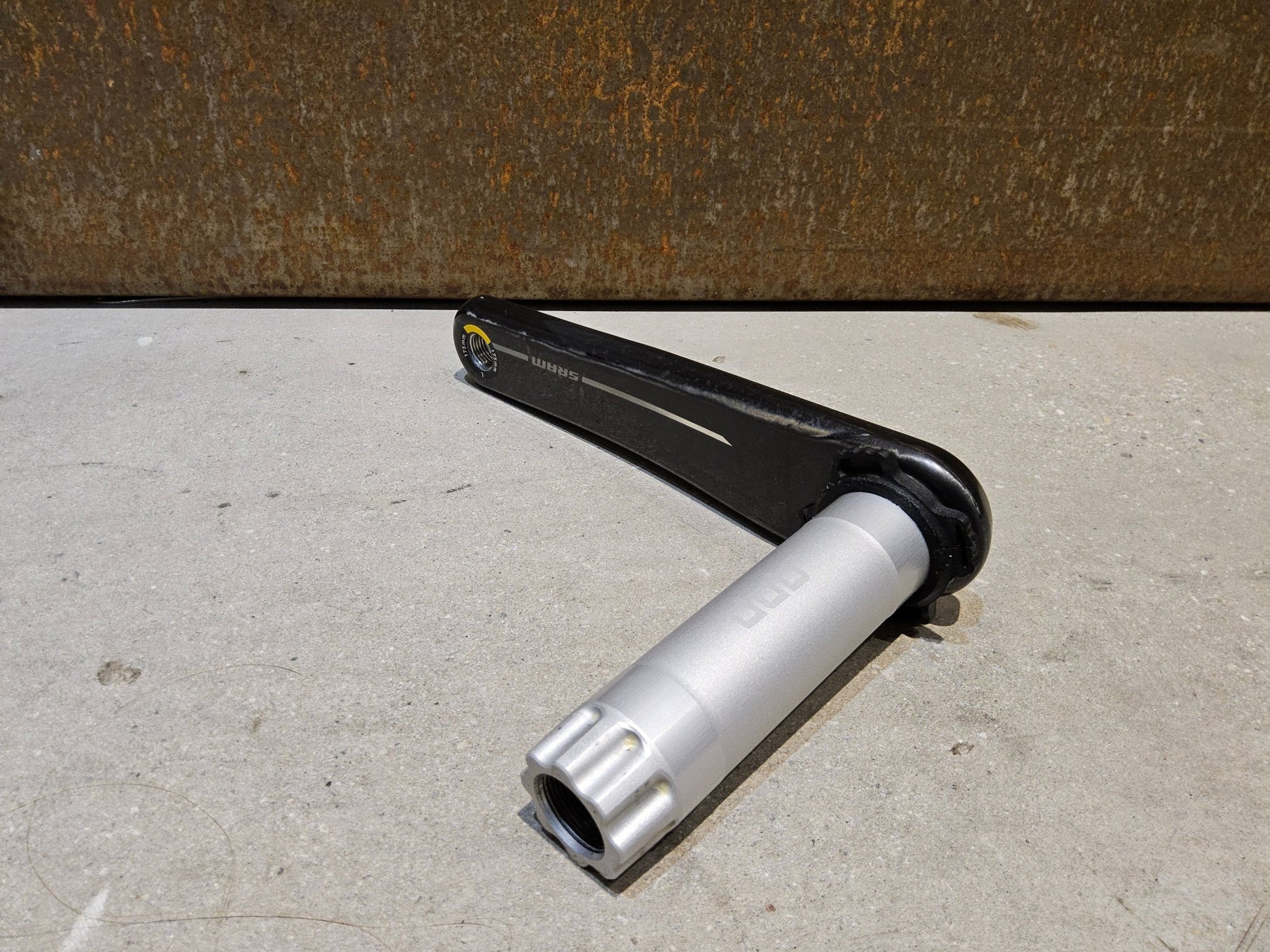 Kurbel von Sram, SRAM RED AXS E1 KURBELARME DUB 8 - BOLT 175MM vor USEDBIKES - OB.DE Hintergrund