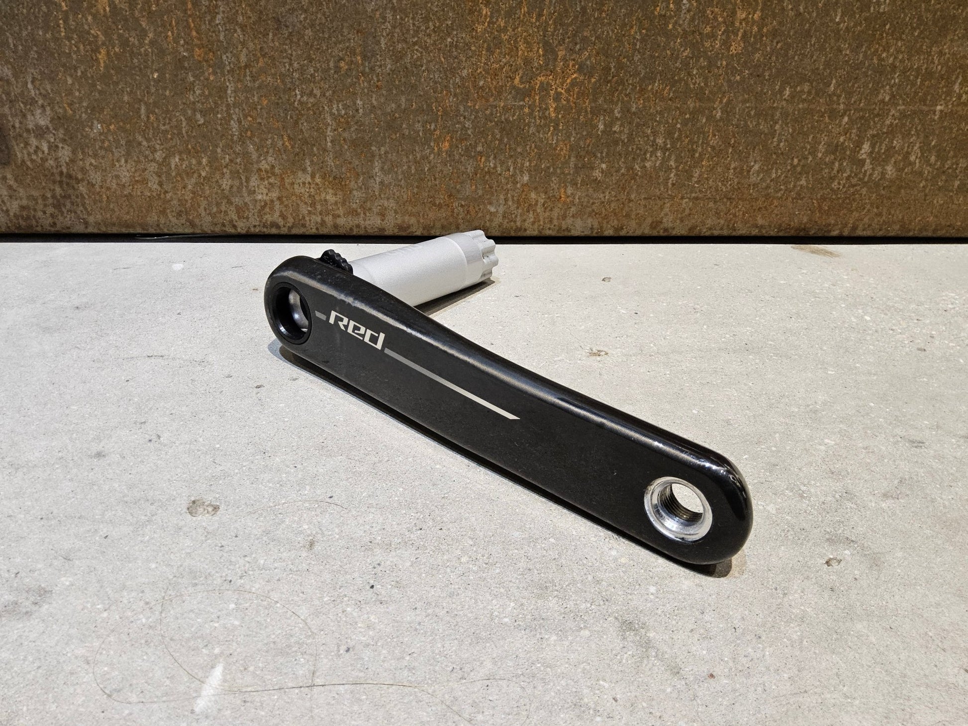 Kurbel von Sram, SRAM RED AXS E1 KURBELARME DUB 8 - BOLT 175MM vor USEDBIKES - OB.DE Hintergrund