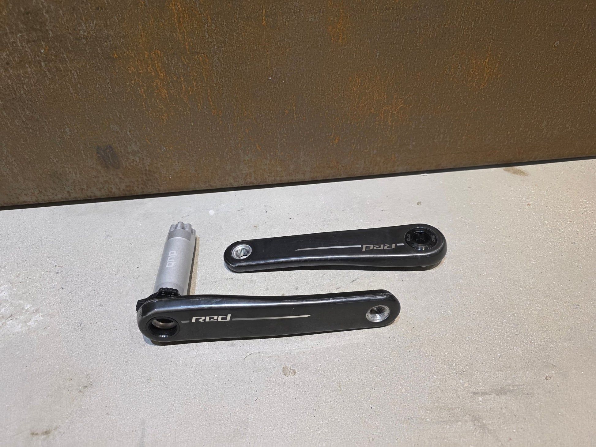 Kurbel von Sram, SRAM RED AXS E1 KURBELARME DUB 8 - BOLT 175MM vor USEDBIKES - OB.DE Hintergrund