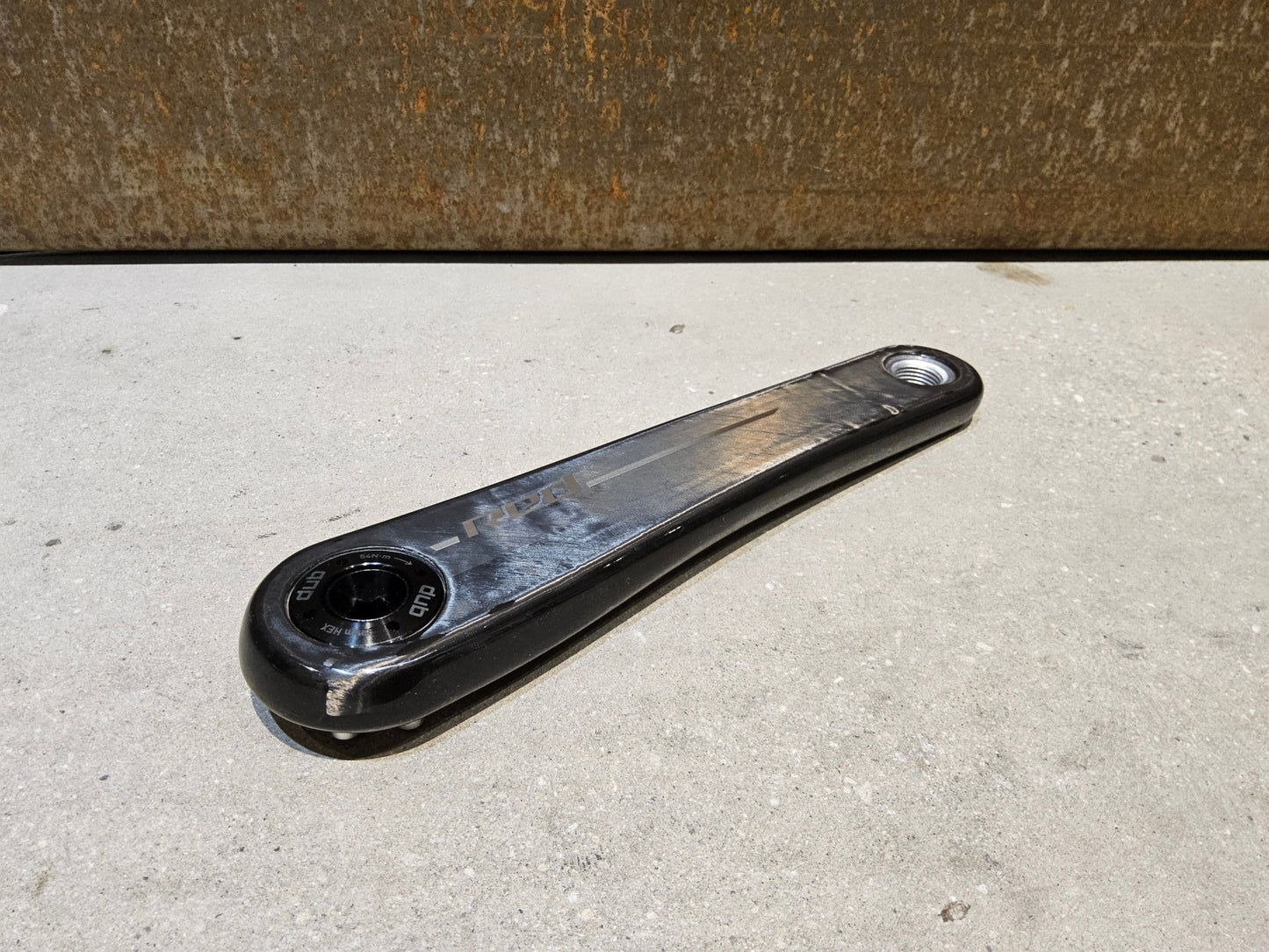 Kurbel von Sram, SRAM RED AXS E1 KURBELARME DUB 8 - BOLT 175MM vor USEDBIKES - OB.DE Hintergrund