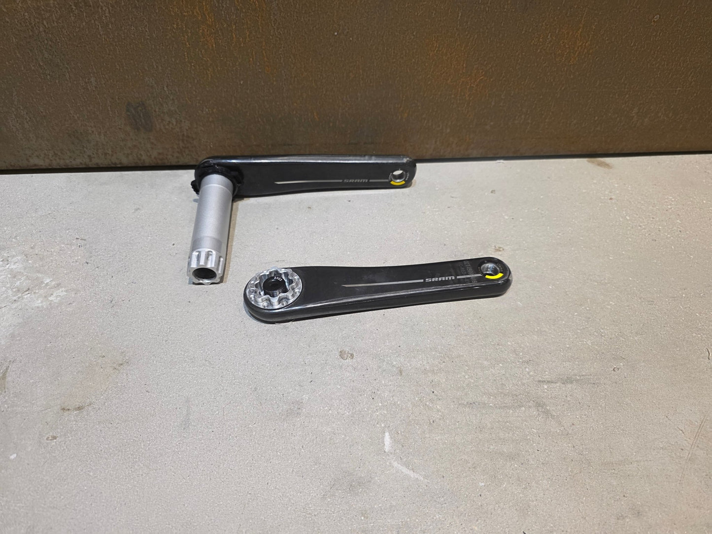Kurbel von Sram, SRAM RED AXS E1 KURBELARME DUB 8 - BOLT 175MM vor USEDBIKES - OB.DE Hintergrund