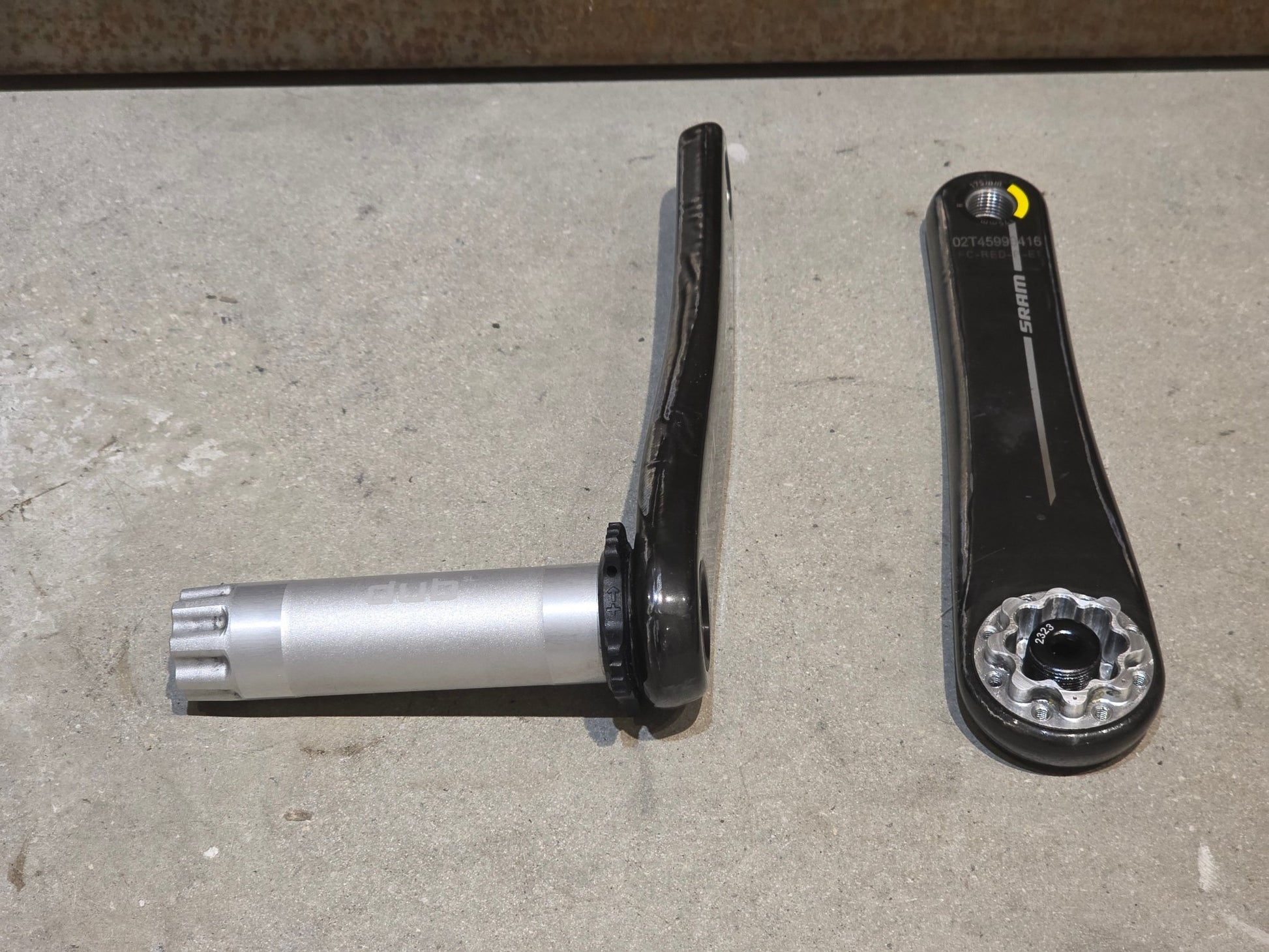 Kurbel von Sram, SRAM RED AXS E1 KURBELARME DUB 8 - BOLT 175MM vor USEDBIKES - OB.DE Hintergrund