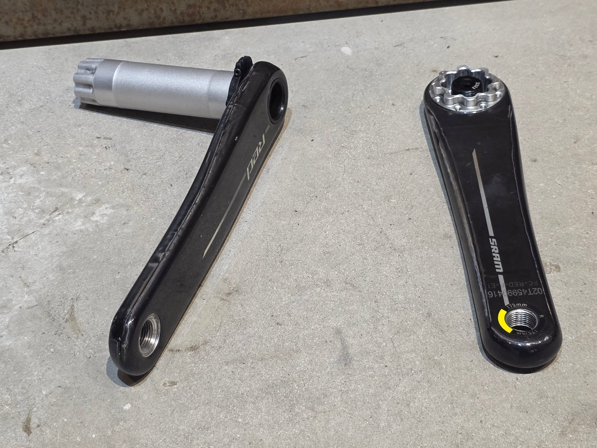 Kurbel von Sram, SRAM RED AXS E1 KURBELARME DUB 8 - BOLT 175MM vor USEDBIKES - OB.DE Hintergrund