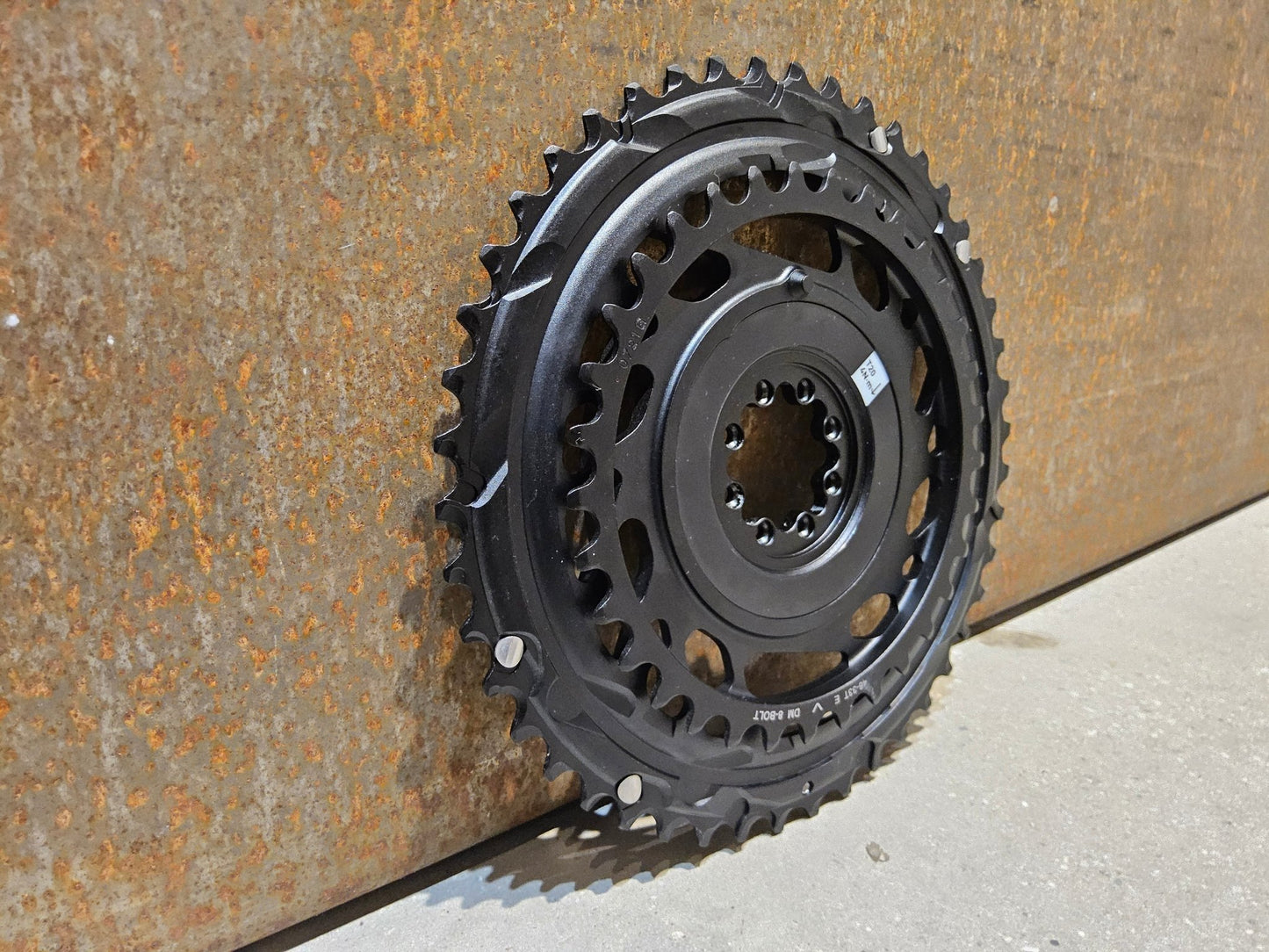 Kettenblatt von Sram, SRAM RED AXS KETTENBLATT - SET 12 FACH 8 - BOLT SPIDER 46 / 33 ZÄHNE vor USEDBIKES - OB.DE Hintergrund