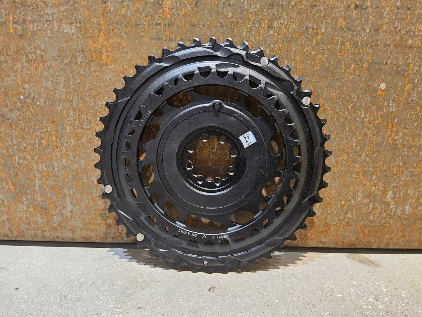 Kettenblatt von Sram, SRAM RED AXS KETTENBLATT - SET 12 FACH 8 - BOLT SPIDER 46 / 33 ZÄHNE vor USEDBIKES - OB.DE Hintergrund