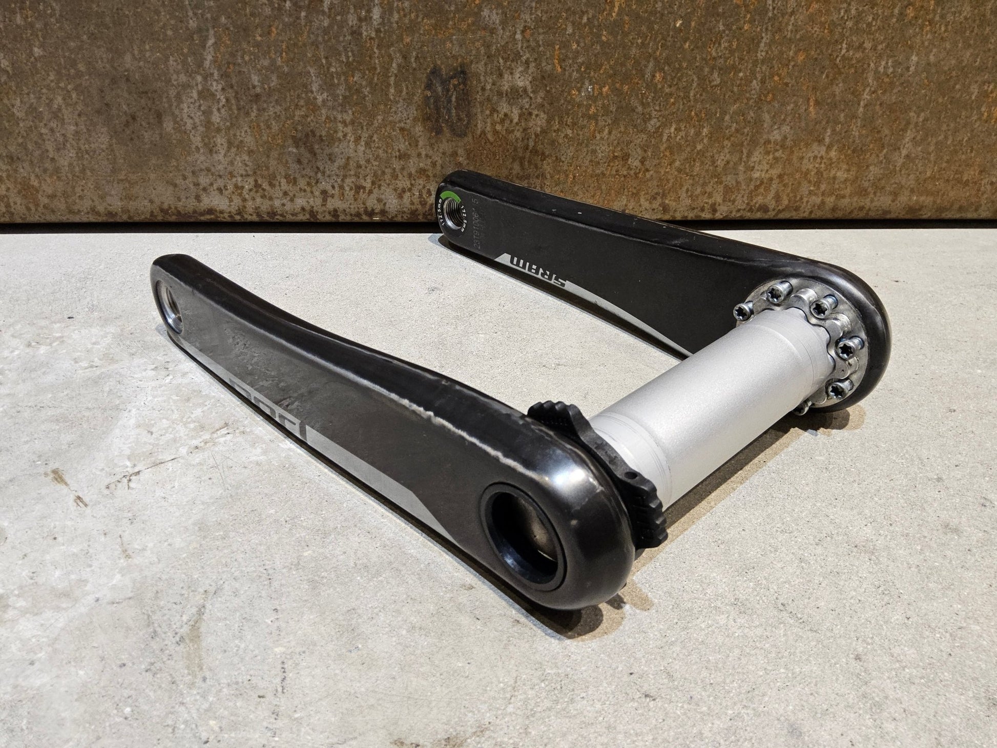 Kurbel von Sram, SRAM RED AXS KURBELARME D1 DUB 8 - BOLT / 172.5MM vor USEDBIKES - OB.DE Hintergrund