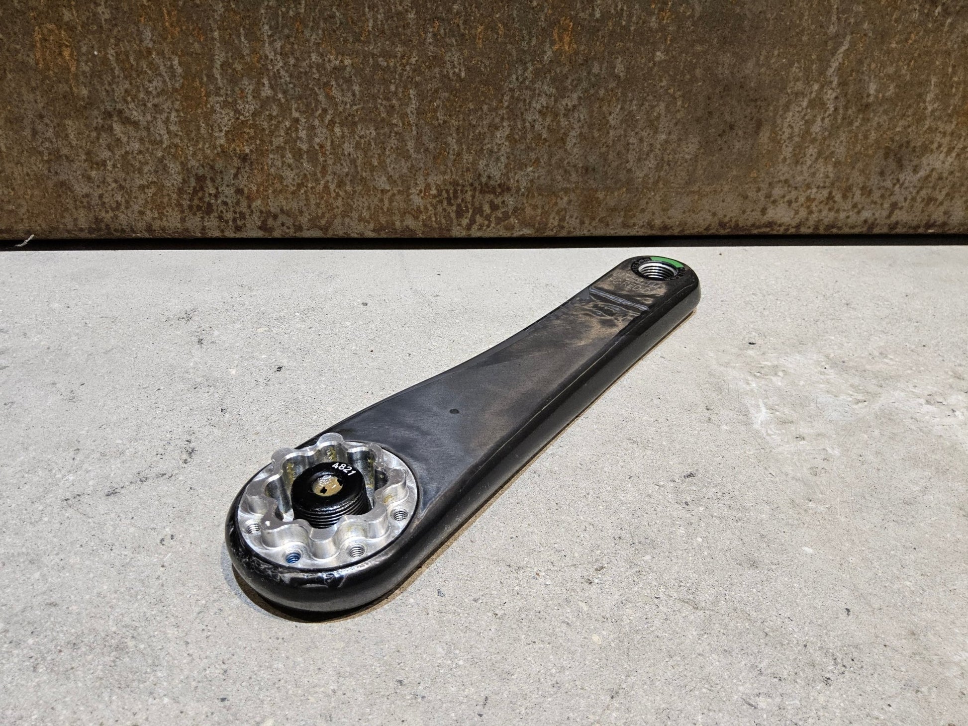 Kurbel von Sram, SRAM RED AXS KURBELARME D1 DUB 8 - BOLT 172,5MM vor USEDBIKES - OB.DE Hintergrund