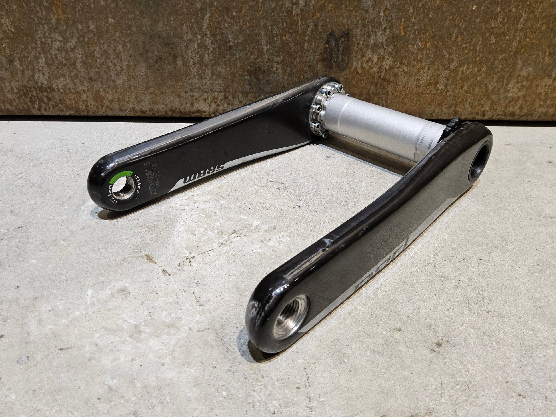 Kurbel von Sram, SRAM RED AXS KURBELARME D1 DUB 8 - BOLT / 172.5MM vor USEDBIKES - OB.DE Hintergrund