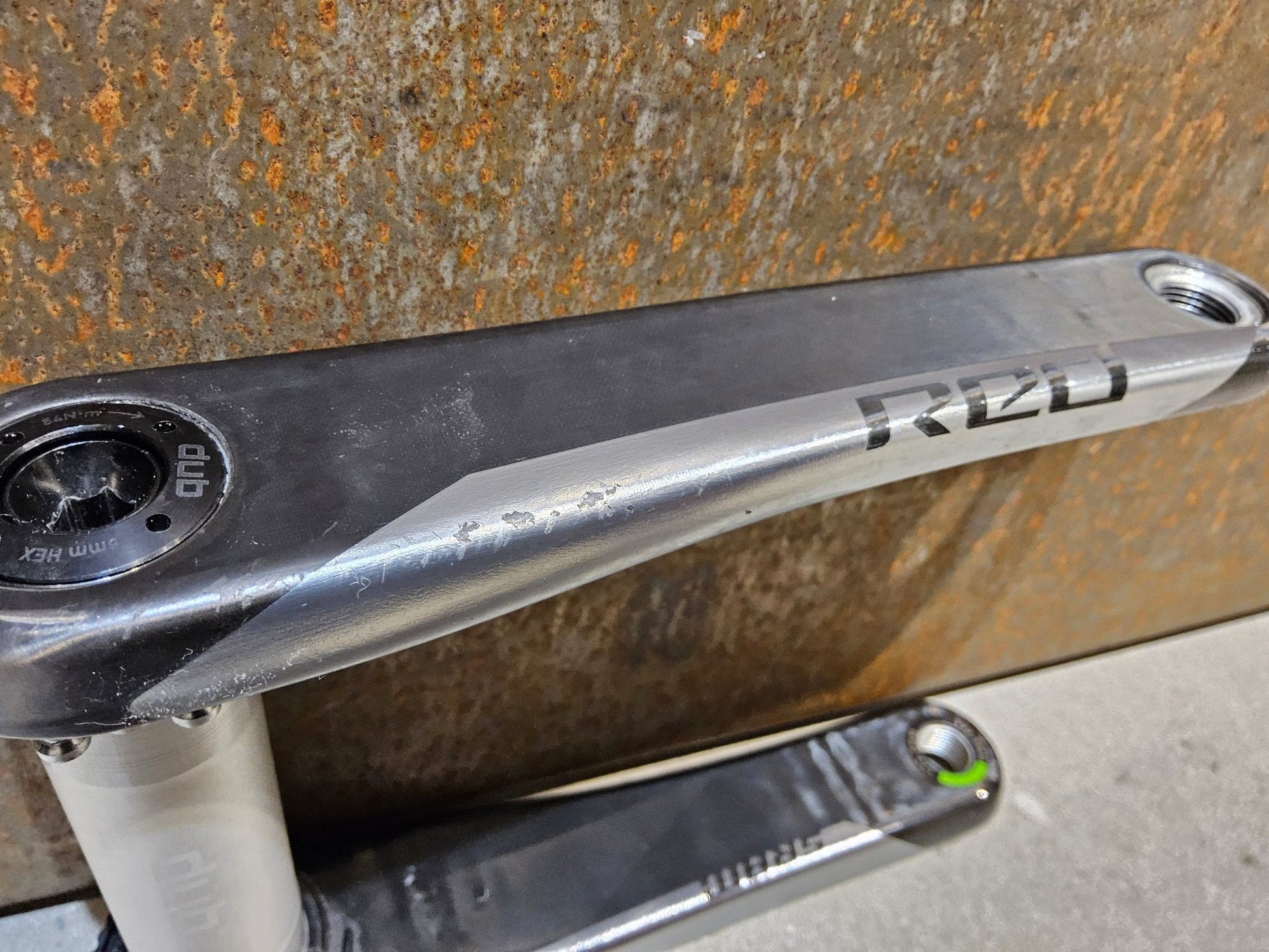 Kurbel von Sram, SRAM RED AXS KURBELARME D1 DUB 8 - BOLT / 172.5MM vor USEDBIKES - OB.DE Hintergrund