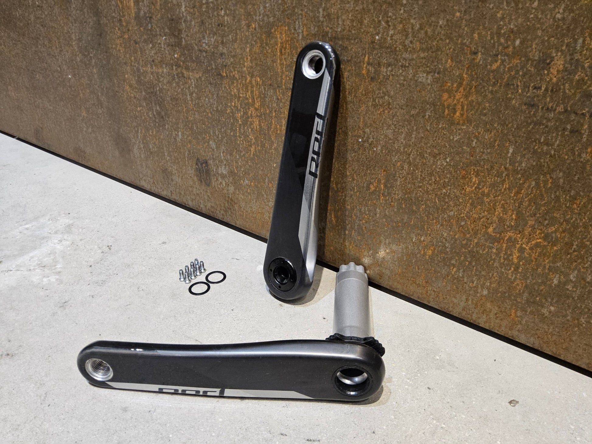 Kurbel von Sram, SRAM RED AXS KURBELARME D1 DUB 8 - BOLT 172,5MM vor USEDBIKES - OB.DE Hintergrund