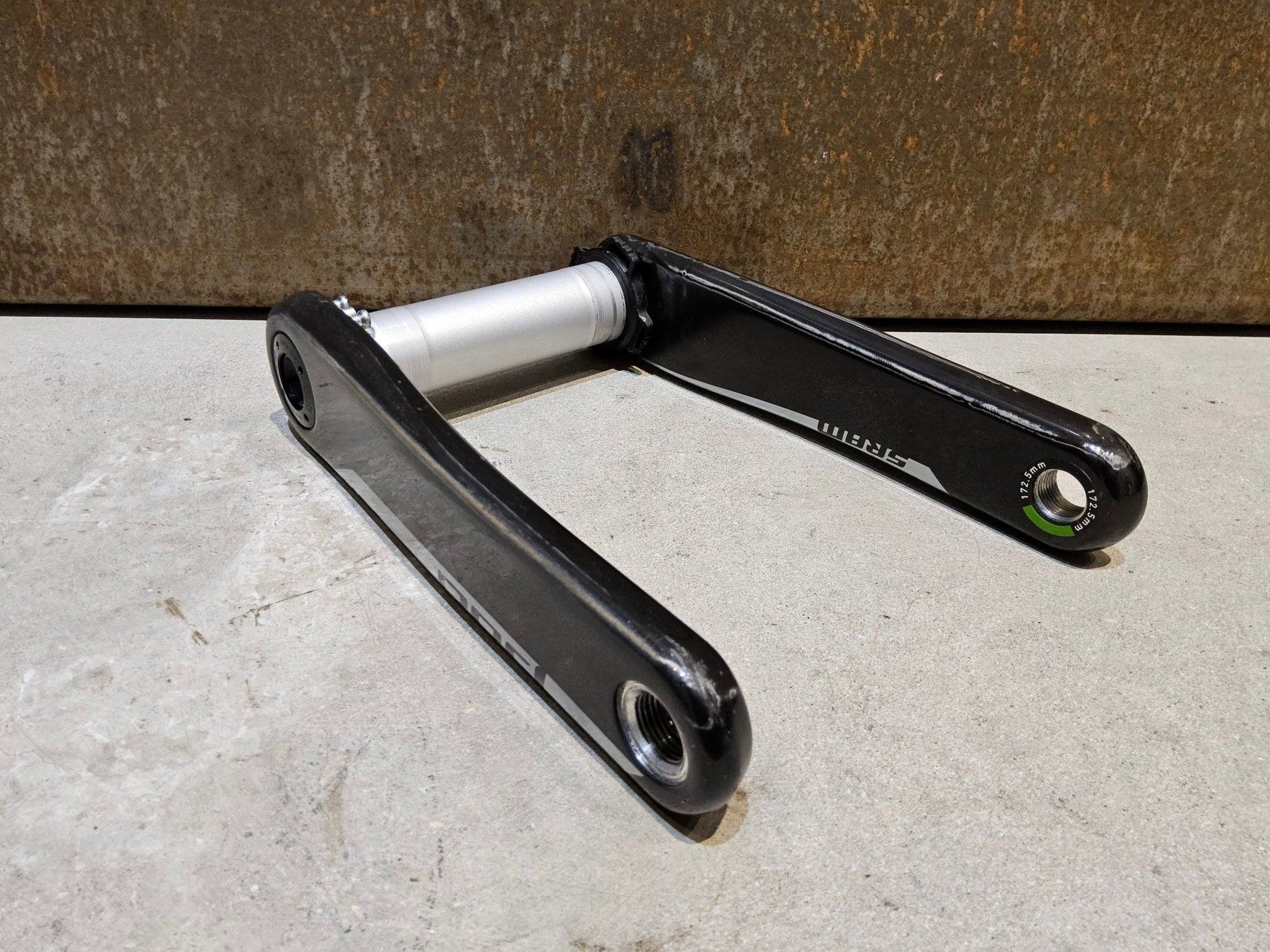 Kurbel von Sram, SRAM RED AXS KURBELARME D1 DUB 8 - BOLT / 172.5MM vor USEDBIKES - OB.DE Hintergrund