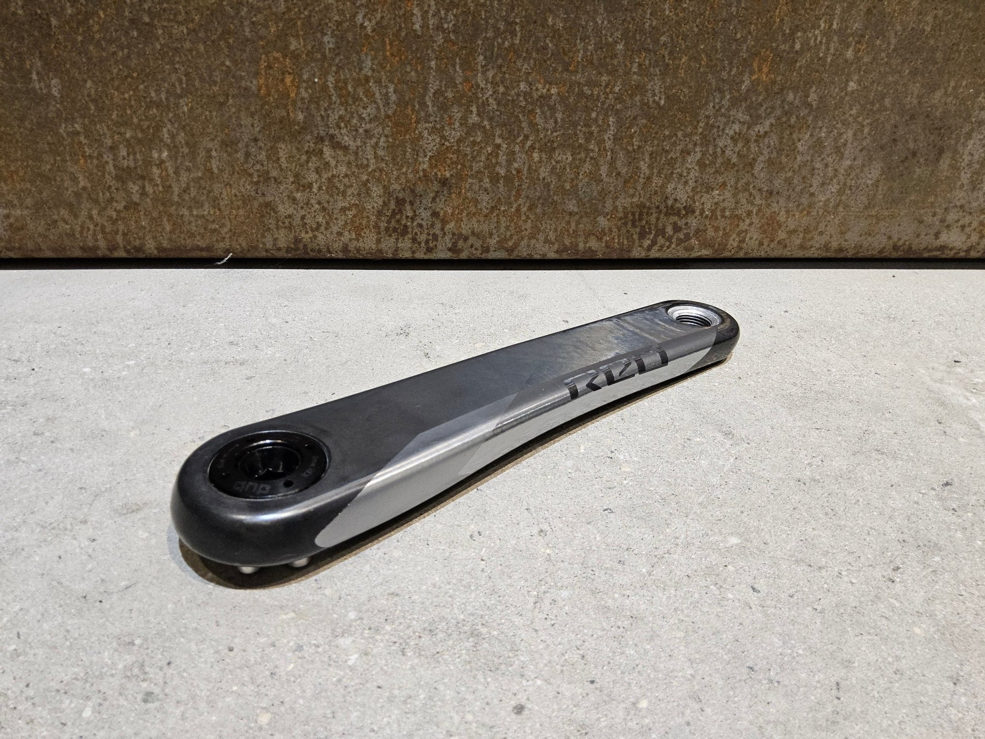 Kurbel von Sram, SRAM RED AXS KURBELARME D1 DUB 8 - BOLT 172,5MM vor USEDBIKES - OB.DE Hintergrund