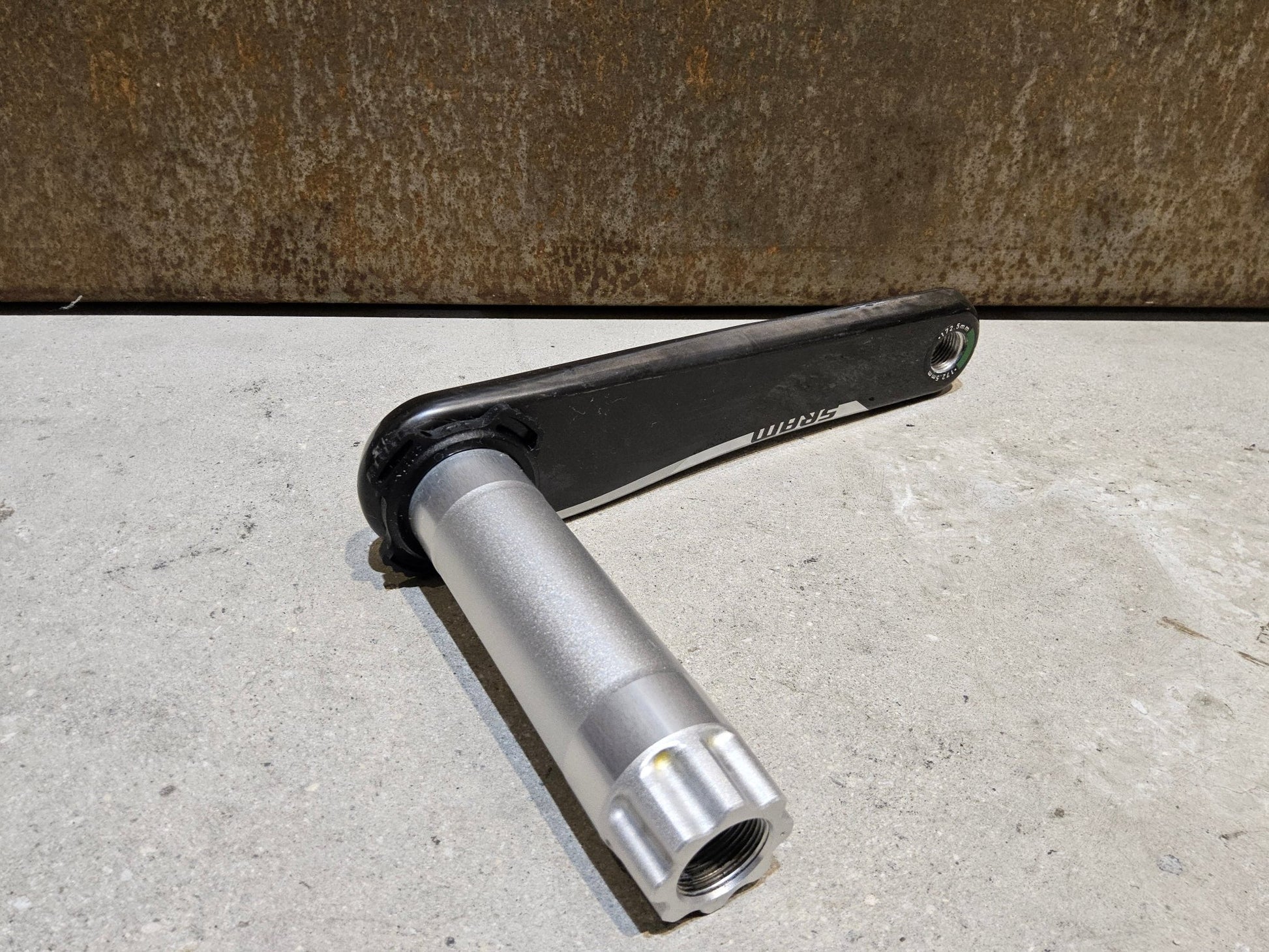 Kurbel von Sram, SRAM RED AXS KURBELARME D1 DUB 8 - BOLT 172,5MM vor USEDBIKES - OB.DE Hintergrund