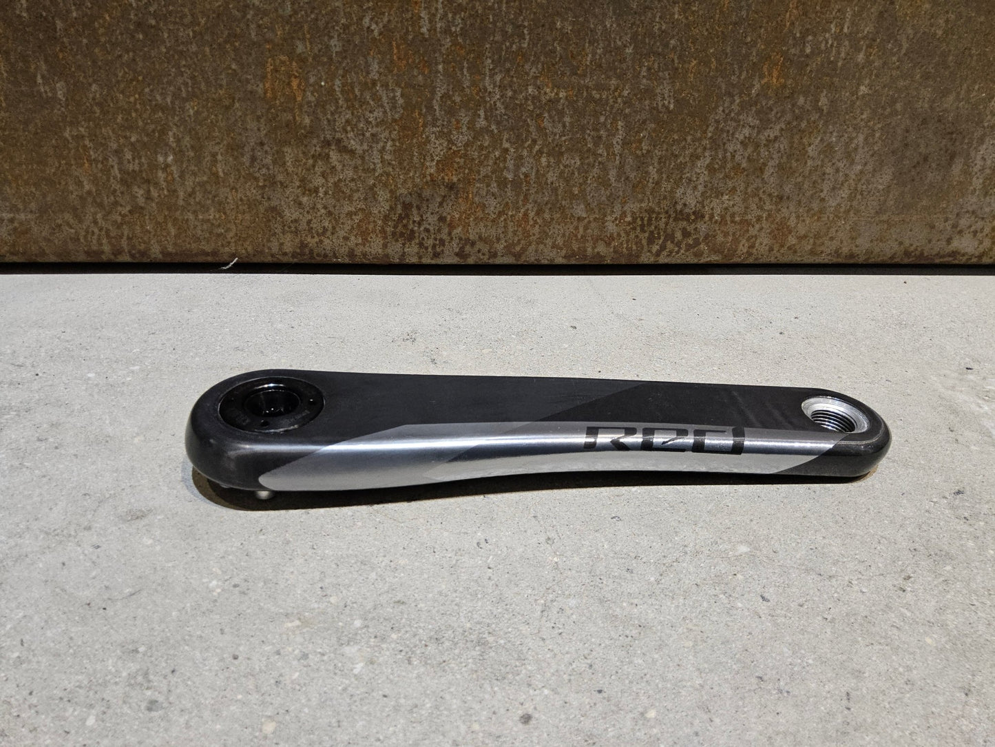 Kurbel von Sram, SRAM RED AXS KURBELARME D1 DUB 8 - BOLT 172,5MM vor USEDBIKES - OB.DE Hintergrund