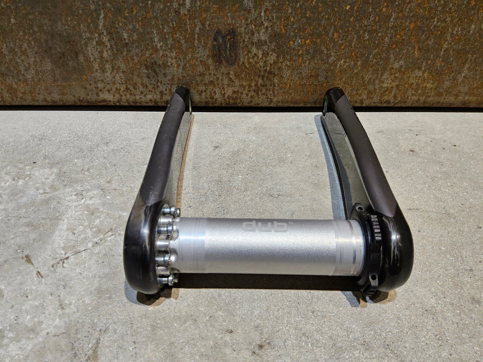 Kurbel von Sram, SRAM RED AXS KURBELARME D1 DUB 8 - BOLT / 172.5MM vor USEDBIKES - OB.DE Hintergrund