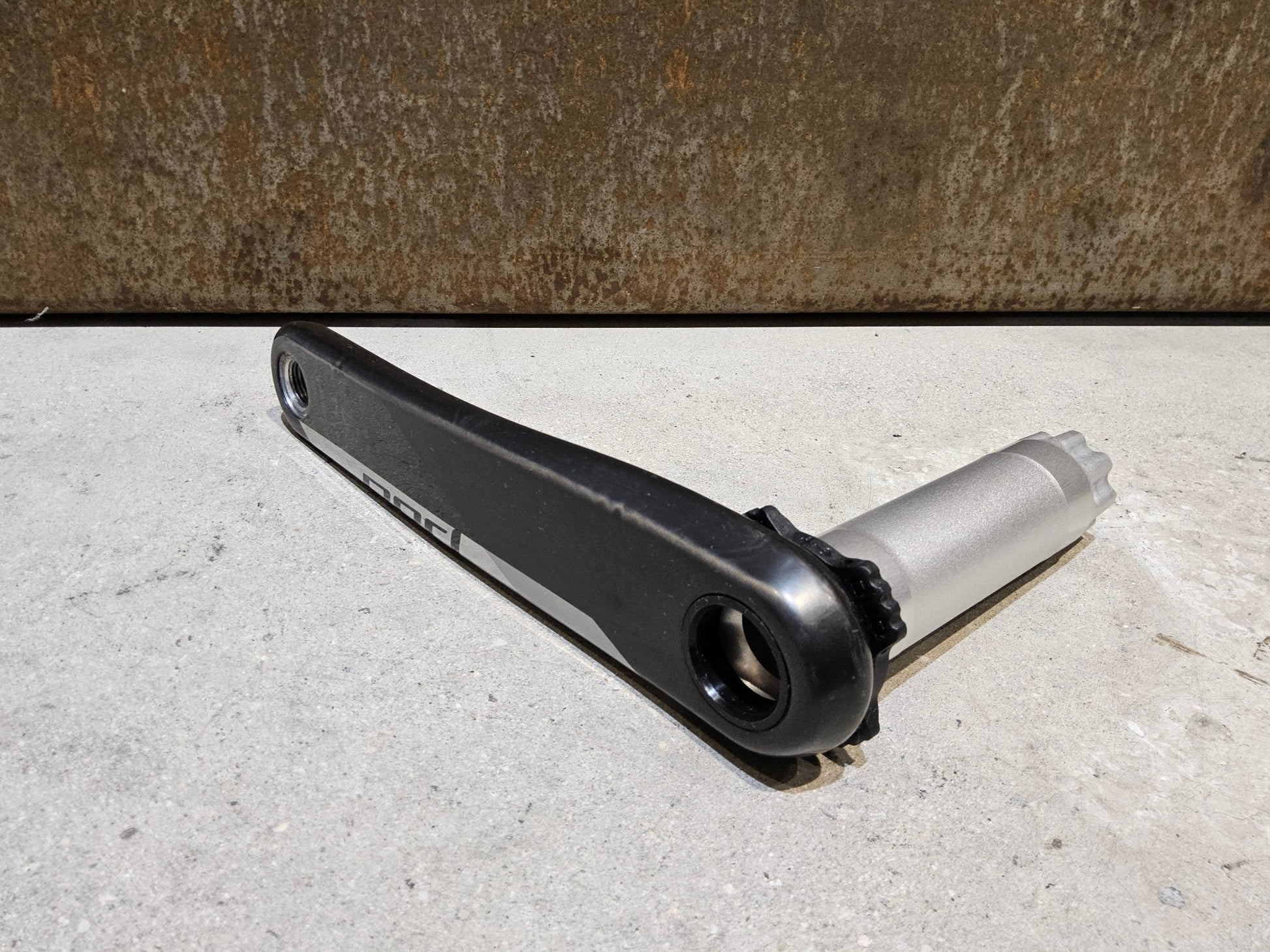 Kurbel von Sram, SRAM RED AXS KURBELARME D1 DUB 8 - BOLT 172,5MM vor USEDBIKES - OB.DE Hintergrund