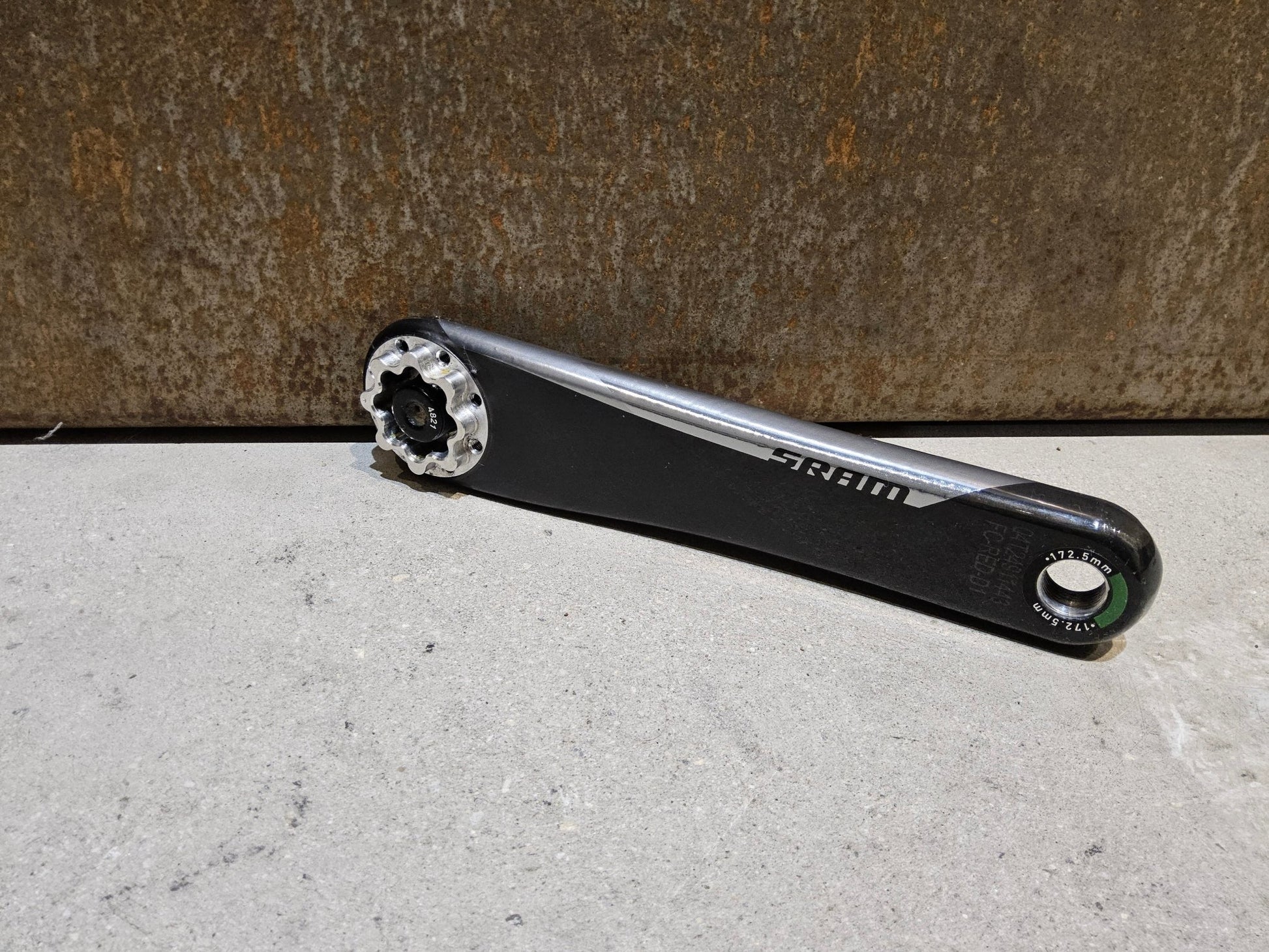 Kurbel von Sram, SRAM RED AXS KURBELARME D1 DUB 8 - BOLT 172,5MM vor USEDBIKES - OB.DE Hintergrund