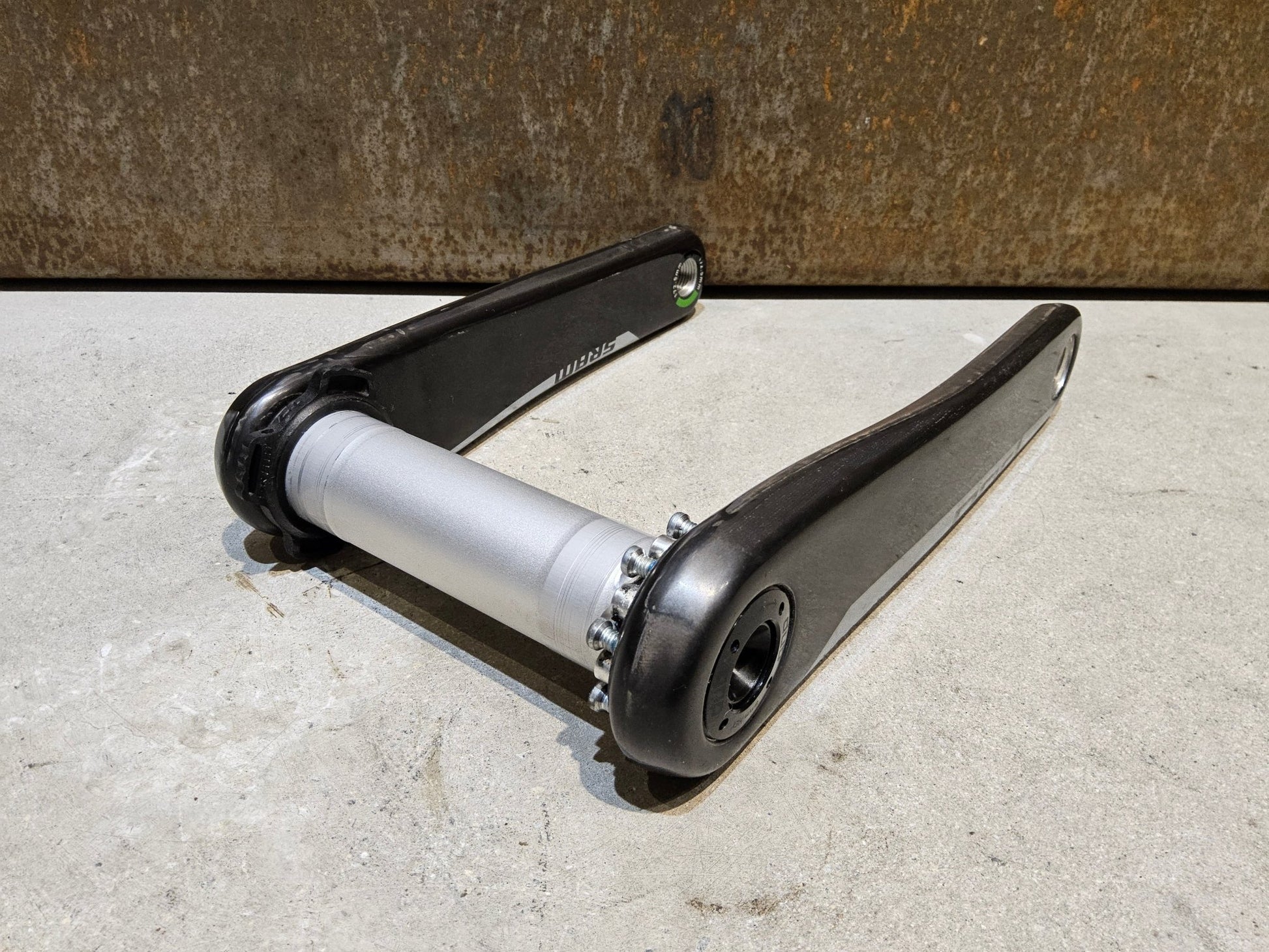 Kurbel von Sram, SRAM RED AXS KURBELARME D1 DUB 8 - BOLT / 172.5MM vor USEDBIKES - OB.DE Hintergrund