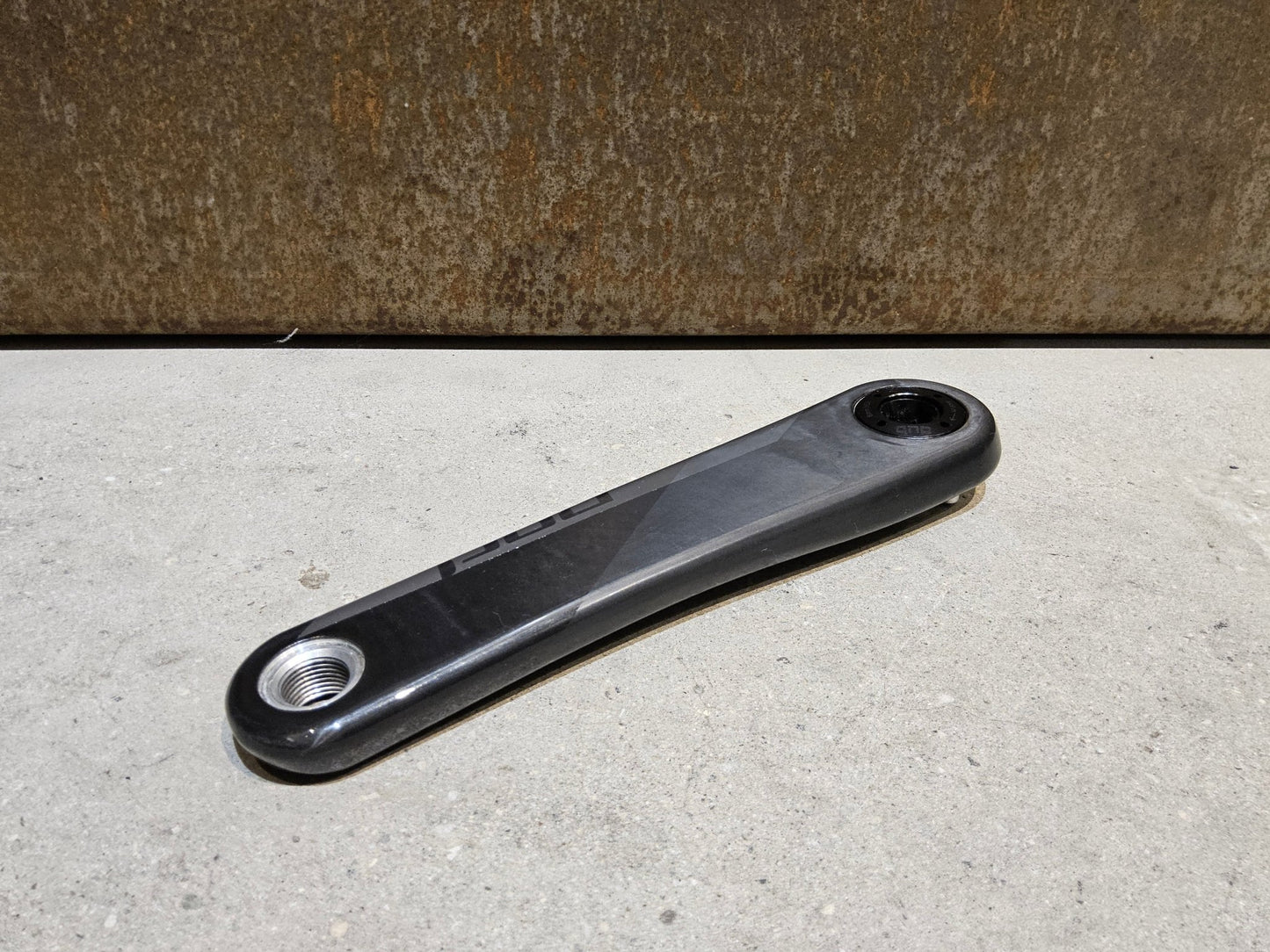 Kurbel von Sram, SRAM RED AXS KURBELARME D1 DUB 8 - BOLT 172,5MM vor USEDBIKES - OB.DE Hintergrund