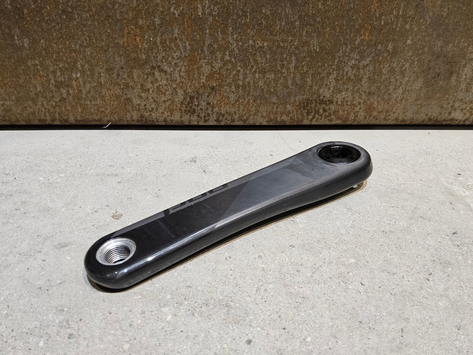 Kurbel von Sram, SRAM RED AXS KURBELARME D1 DUB 8 - BOLT 172,5MM vor USEDBIKES - OB.DE Hintergrund