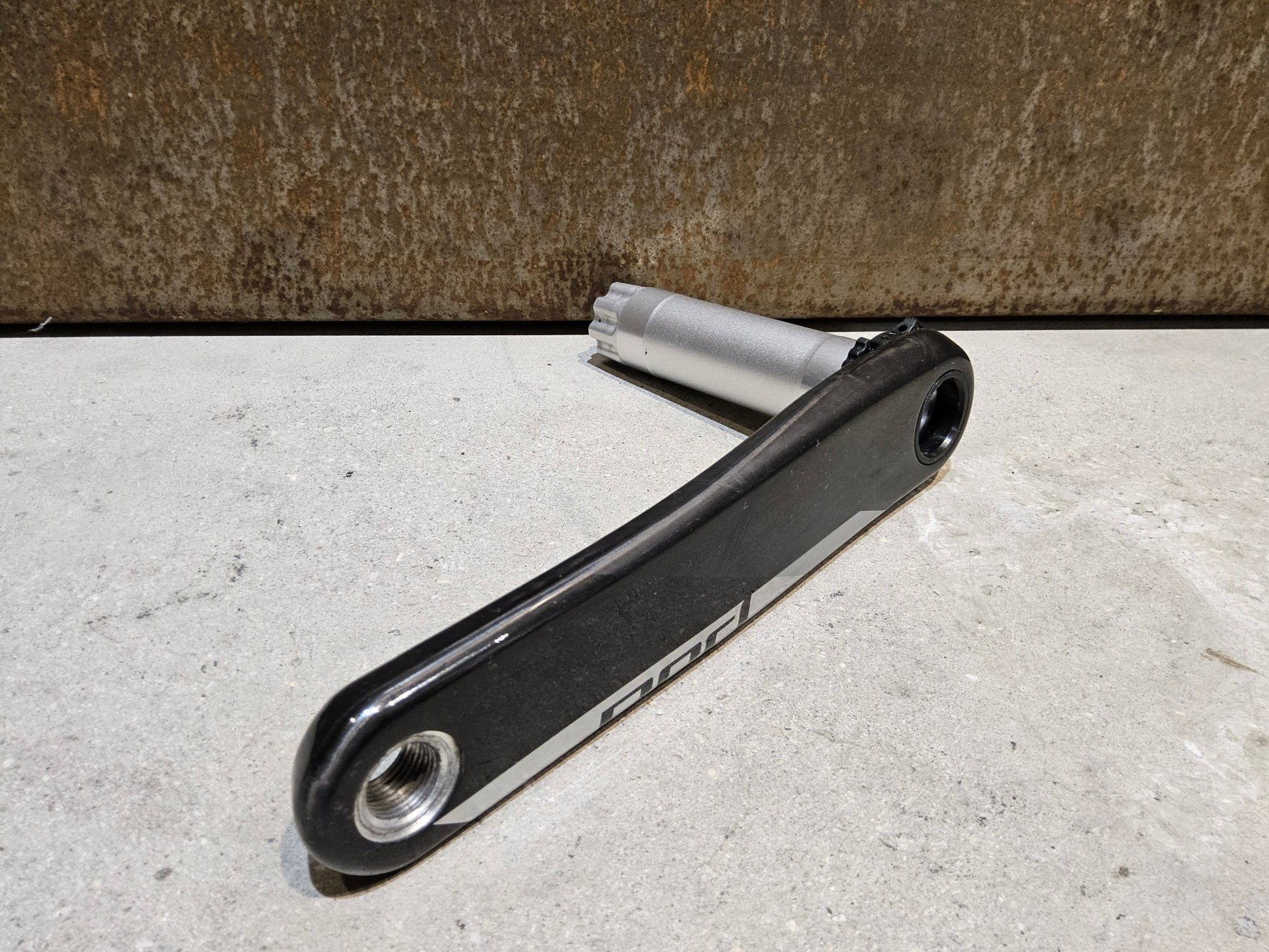 Kurbel von Sram, SRAM RED AXS KURBELARME D1 DUB 8 - BOLT 172,5MM vor USEDBIKES - OB.DE Hintergrund