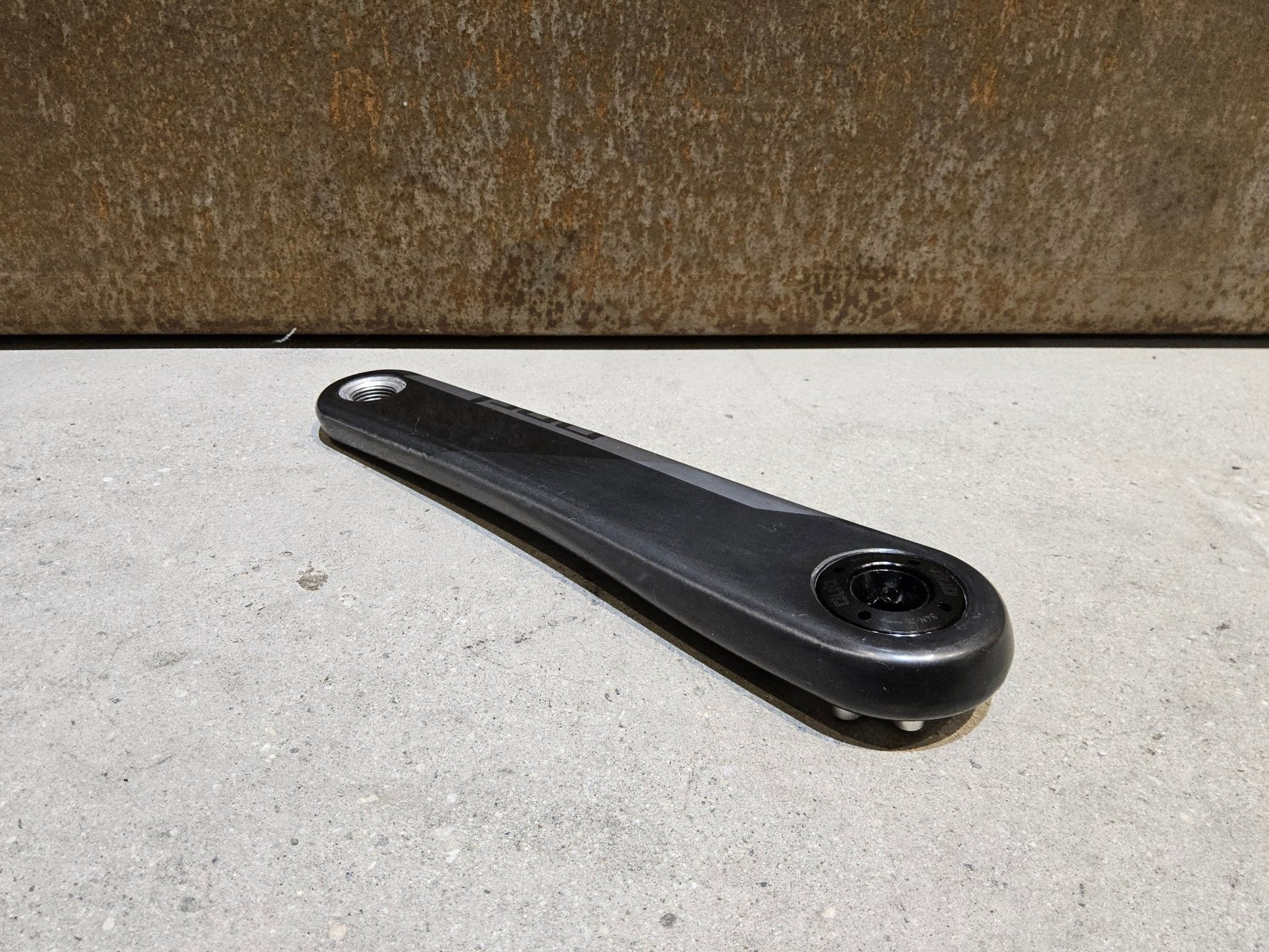 Kurbel von Sram, SRAM RED AXS KURBELARME D1 DUB 8 - BOLT 172,5MM vor USEDBIKES - OB.DE Hintergrund