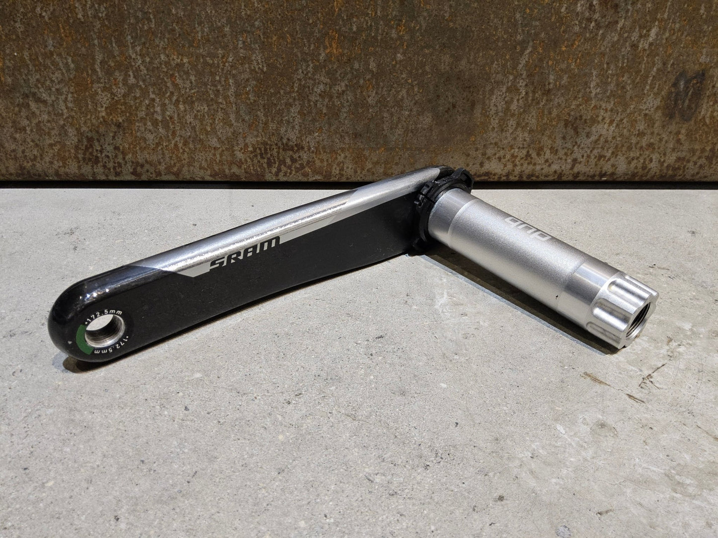 Kurbel von Sram, SRAM RED AXS KURBELARME D1 DUB 8 - BOLT 172,5MM vor USEDBIKES - OB.DE Hintergrund