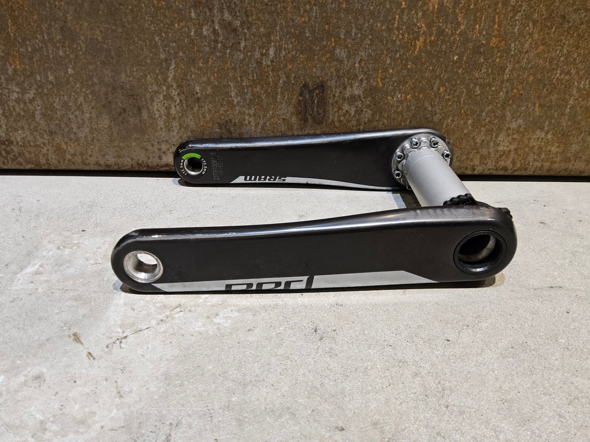 Kurbel von Sram, SRAM RED AXS KURBELARME D1 DUB 8 - BOLT / 172.5MM vor USEDBIKES - OB.DE Hintergrund