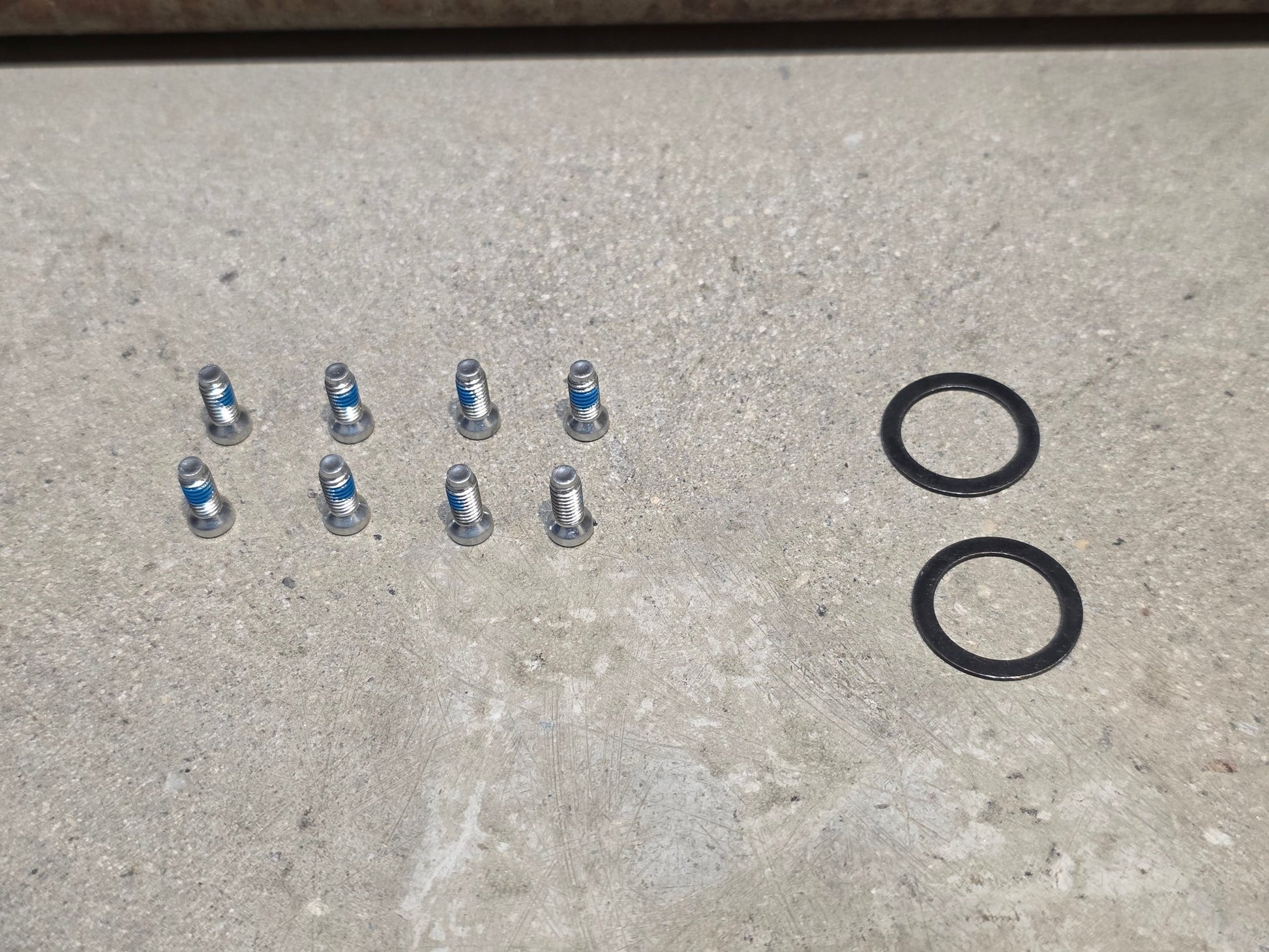 Kurbel von Sram, SRAM RED AXS KURBELARME D1 DUB 8 - BOLT / 175MM vor USEDBIKES - OB.DE Hintergrund