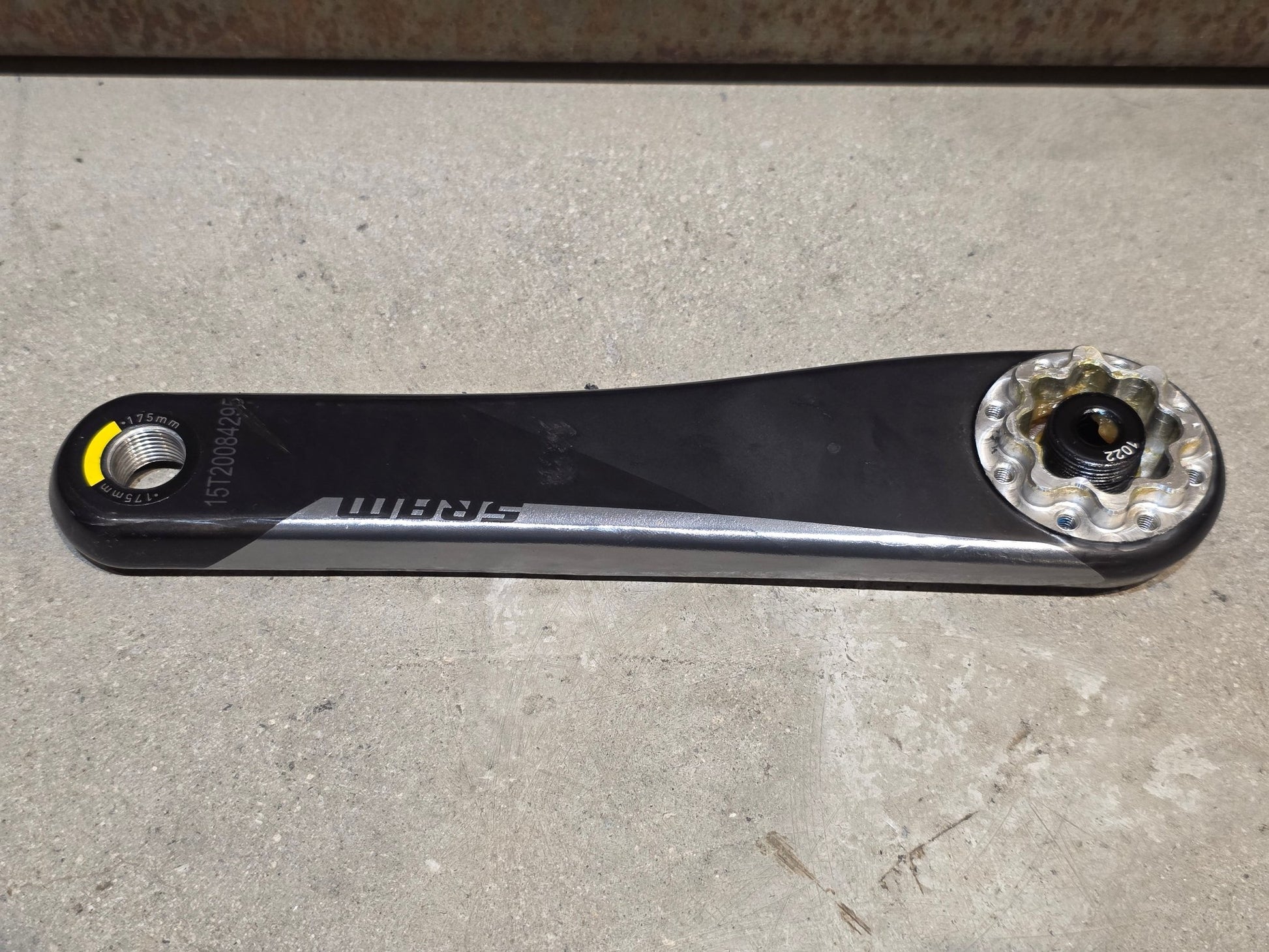 Kurbel von Sram, SRAM RED AXS KURBELARME D1 DUB 8 - BOLT / 175MM vor USEDBIKES - OB.DE Hintergrund