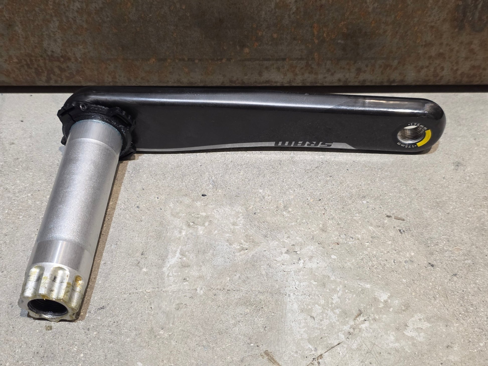 Kurbel von Sram, SRAM RED AXS KURBELARME D1 DUB 8 - BOLT / 175MM vor USEDBIKES - OB.DE Hintergrund