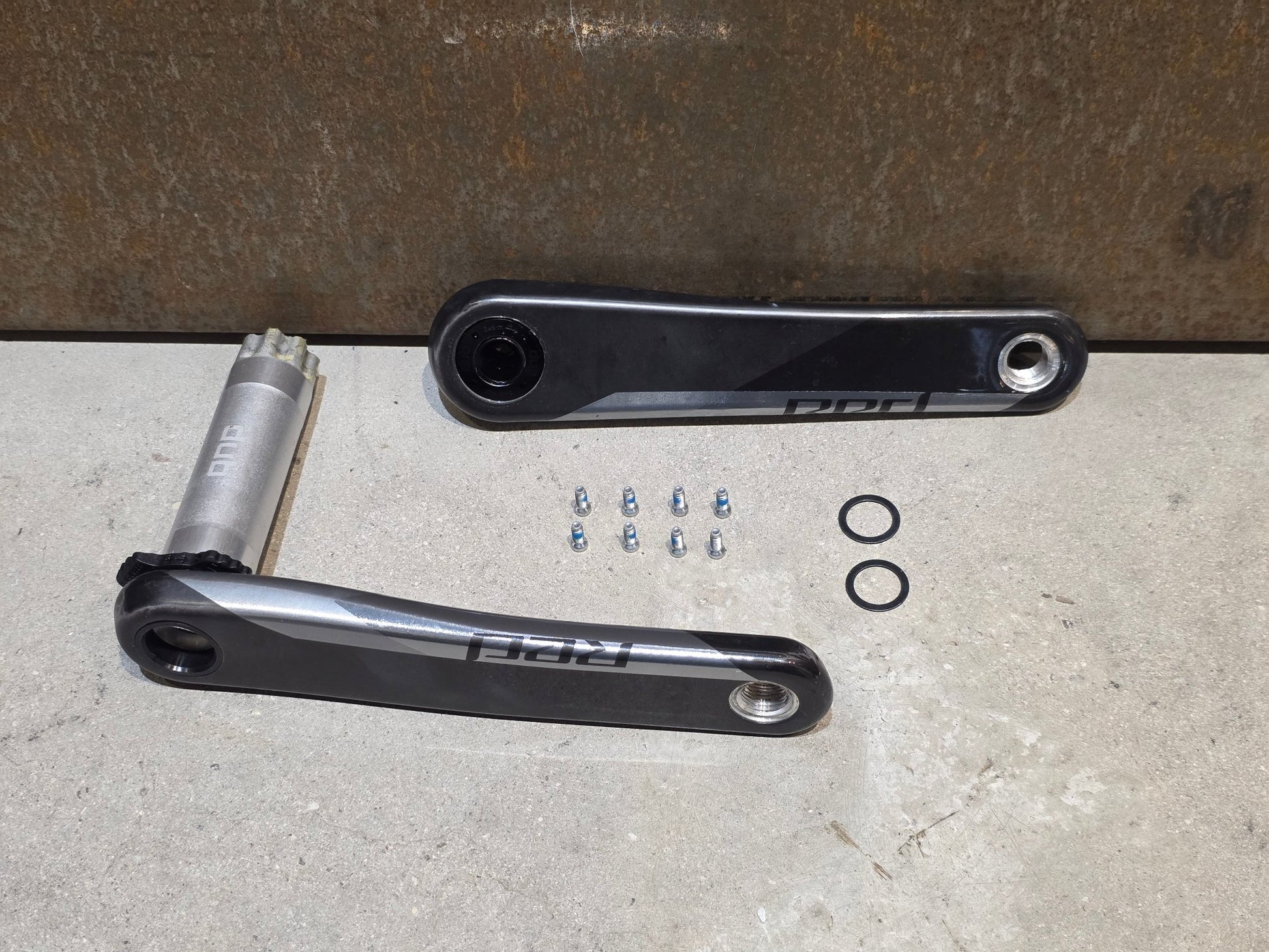 Kurbel von Sram, SRAM RED AXS KURBELARME D1 DUB 8 - BOLT / 175MM vor USEDBIKES - OB.DE Hintergrund