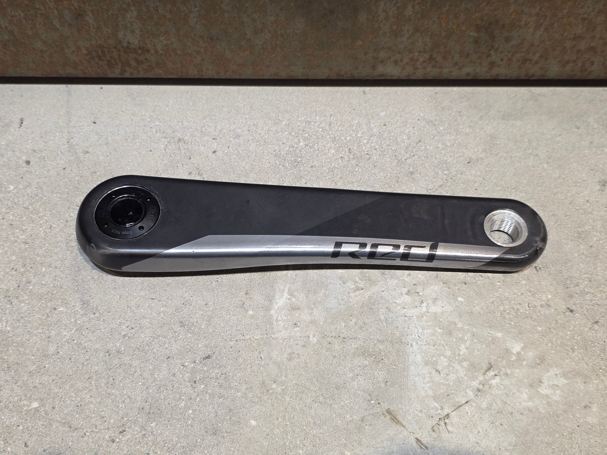 Kurbel von Sram, SRAM RED AXS KURBELARME D1 DUB 8 - BOLT / 175MM vor USEDBIKES - OB.DE Hintergrund