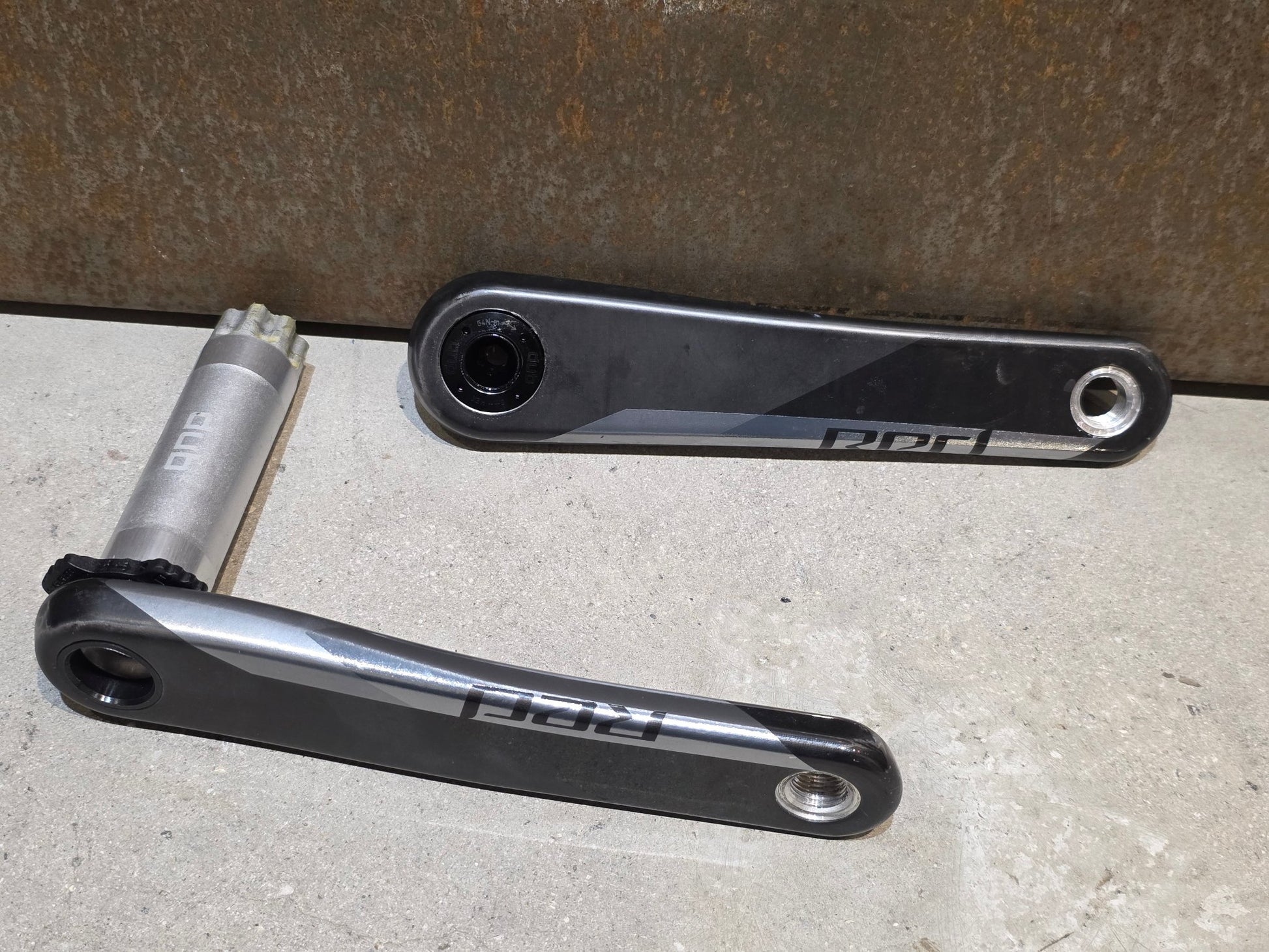 Kurbel von Sram, SRAM RED AXS KURBELARME D1 DUB 8 - BOLT / 175MM vor USEDBIKES - OB.DE Hintergrund