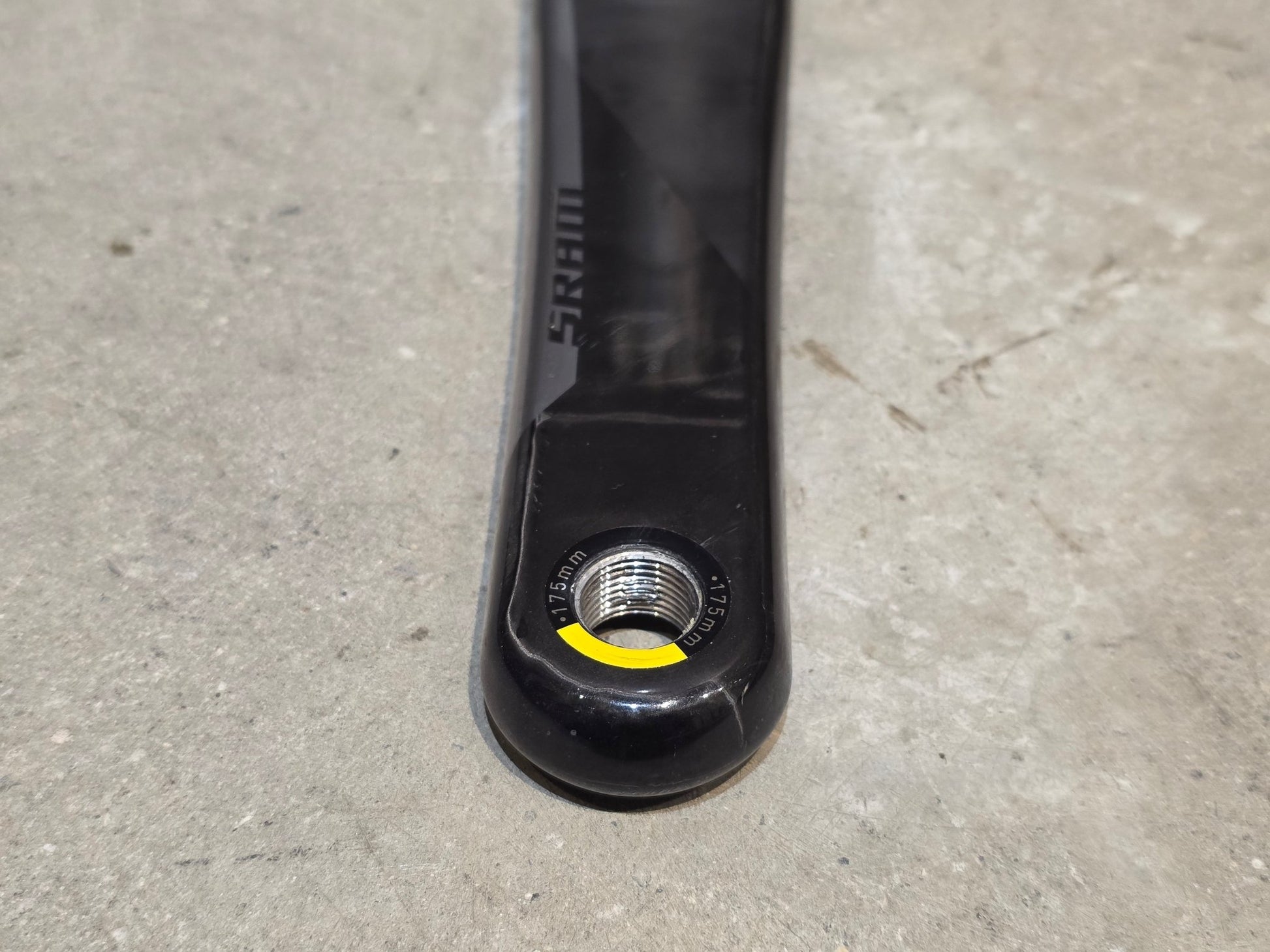 Kurbel von Sram, SRAM RED AXS KURBELARME D1 DUB 8 - BOLT / 175MM vor USEDBIKES - OB.DE Hintergrund