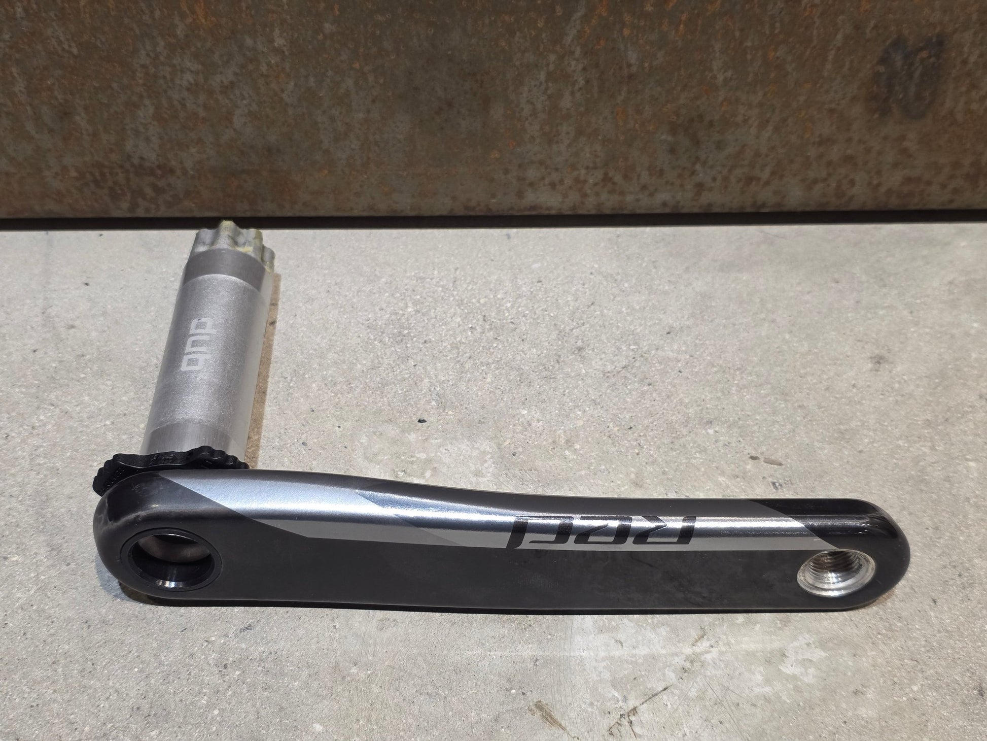 Kurbel von Sram, SRAM RED AXS KURBELARME D1 DUB 8 - BOLT / 175MM vor USEDBIKES - OB.DE Hintergrund