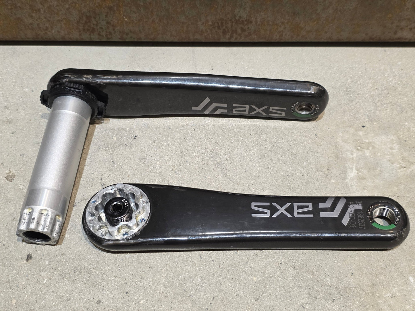 Kurbel von Sram, SRAM RED AXS KURBELARME D1 DUB 8 - BOLT / TEAM EDITION - RACE / 172.5MM vor USEDBIKES - OB.DE Hintergrund