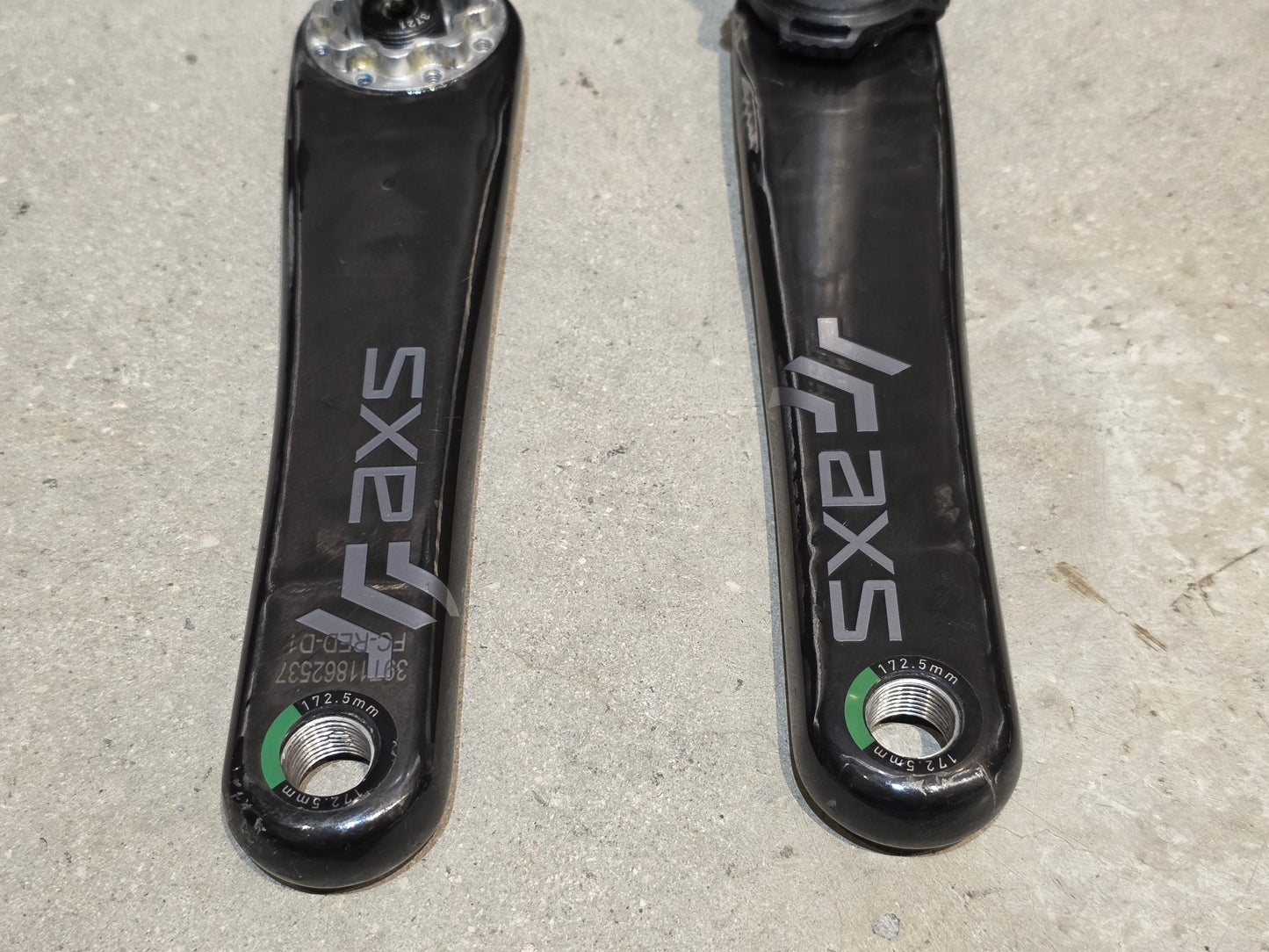 Kurbel von Sram, SRAM RED AXS KURBELARME D1 DUB 8 - BOLT / TEAM EDITION - RACE / 172.5MM vor USEDBIKES - OB.DE Hintergrund