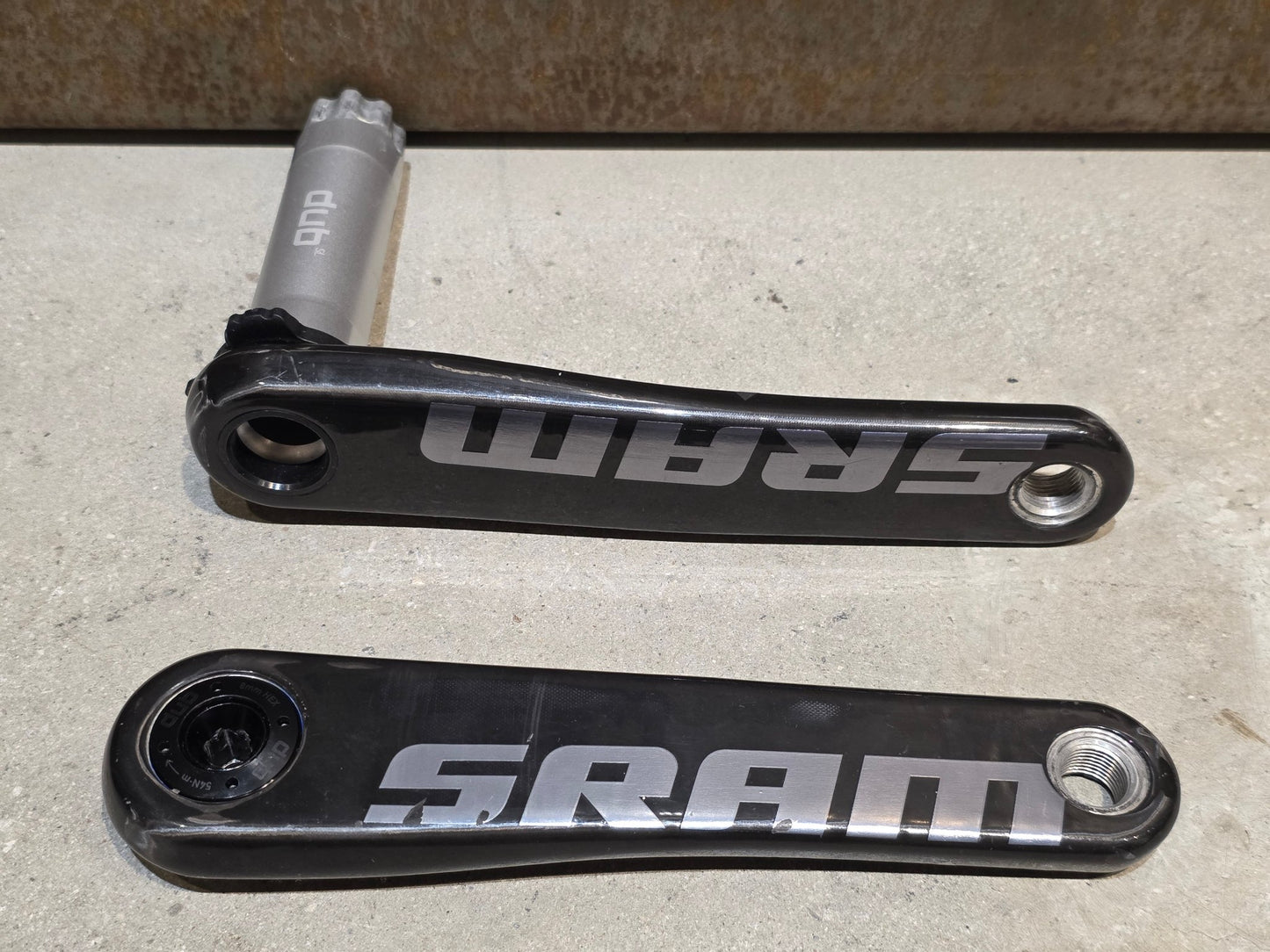 Kurbel von Sram, SRAM RED AXS KURBELARME D1 DUB 8 - BOLT / TEAM EDITION - RACE / 172.5MM vor USEDBIKES - OB.DE Hintergrund
