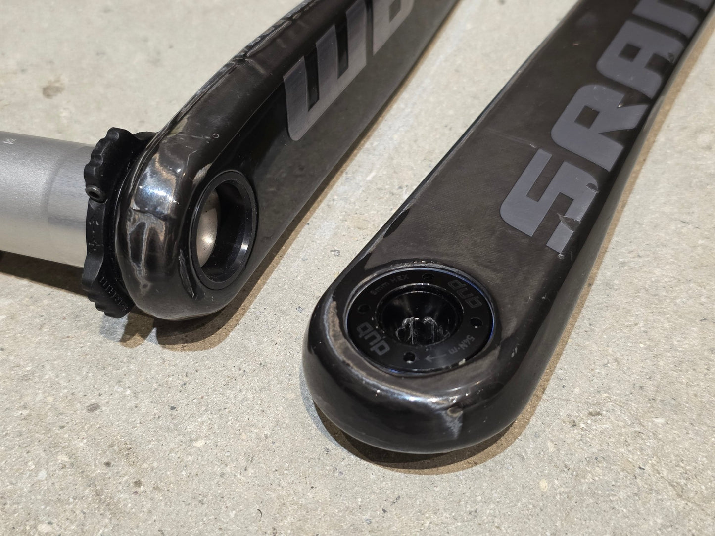 Kurbel von Sram, SRAM RED AXS KURBELARME D1 DUB 8 - BOLT / TEAM EDITION - RACE / 172.5MM vor USEDBIKES - OB.DE Hintergrund