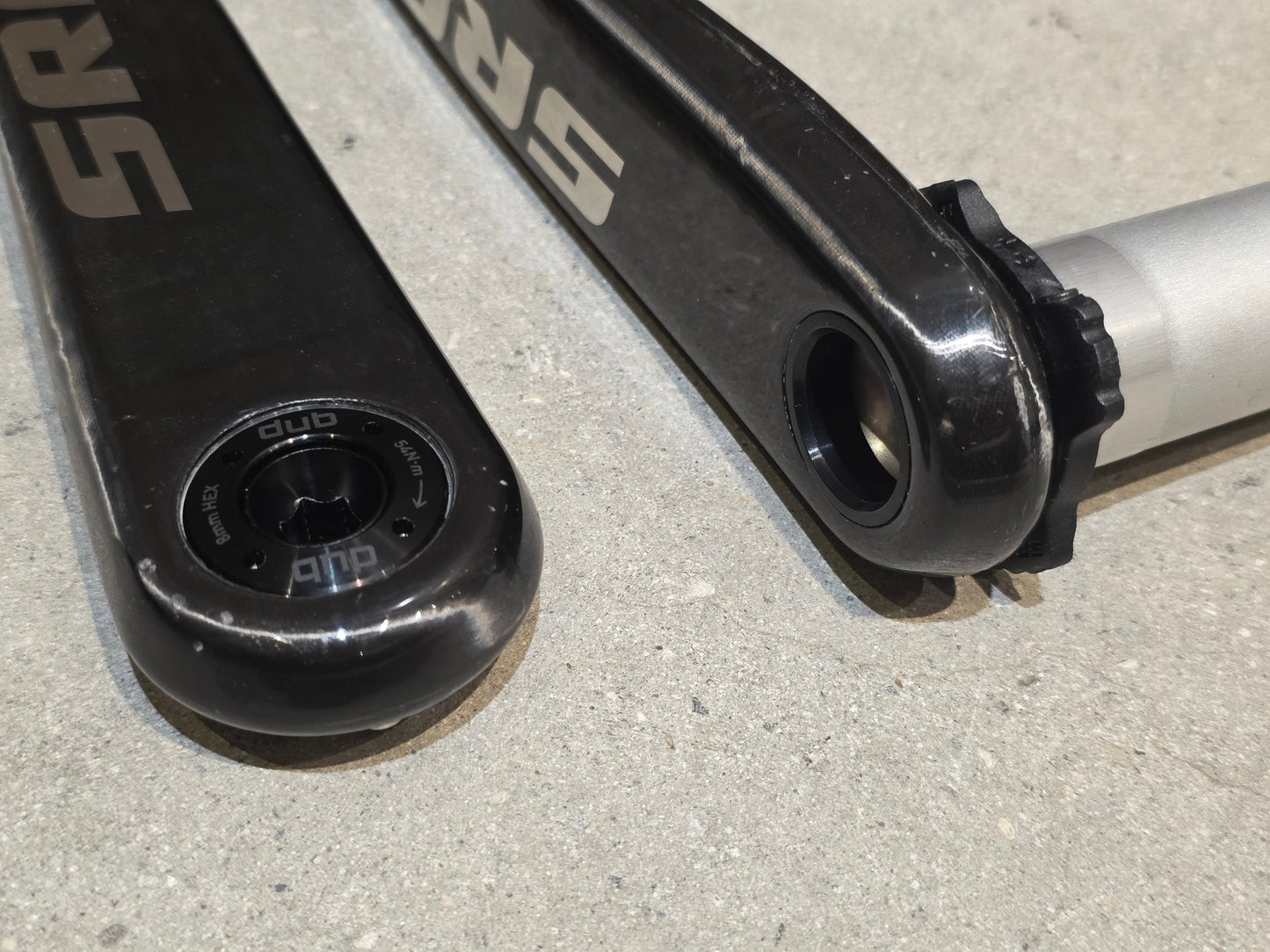 Kurbel von Sram, SRAM RED AXS KURBELARME E1 DUB 8 - BOLT / TEAM EDITION - RACE / 175MM vor USEDBIKES - OB.DE Hintergrund
