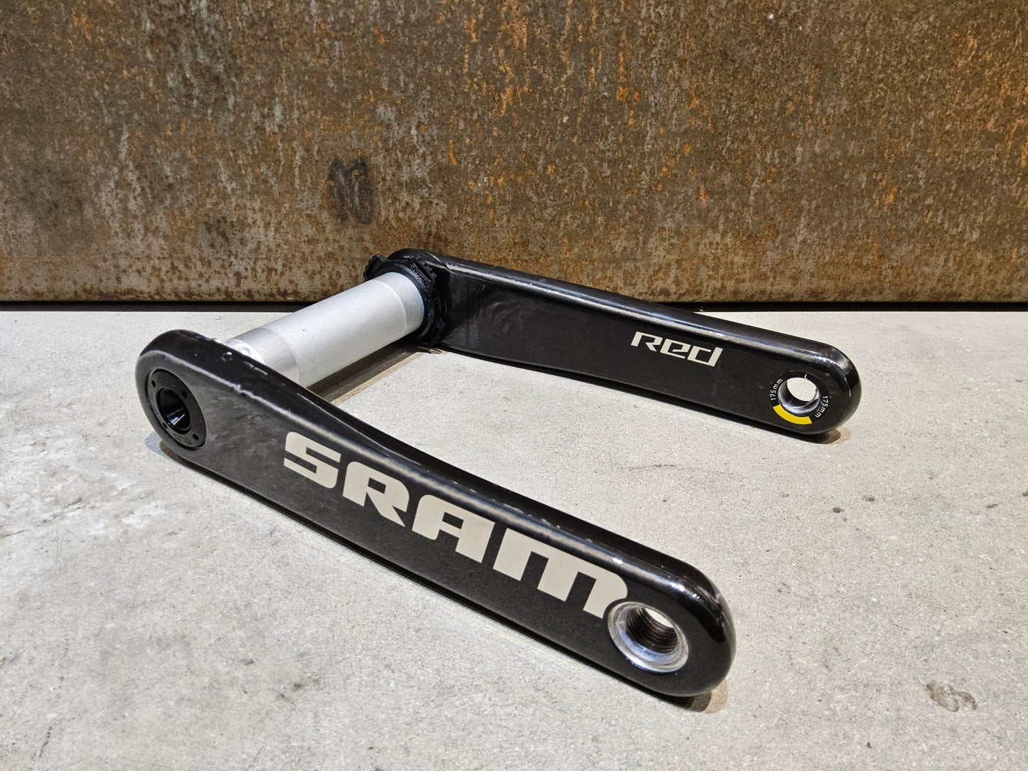 Kurbel von Sram, SRAM RED AXS KURBELARME E1 DUB 8 - BOLT / TEAM EDITION - RACE / 175MM vor USEDBIKES - OB.DE Hintergrund